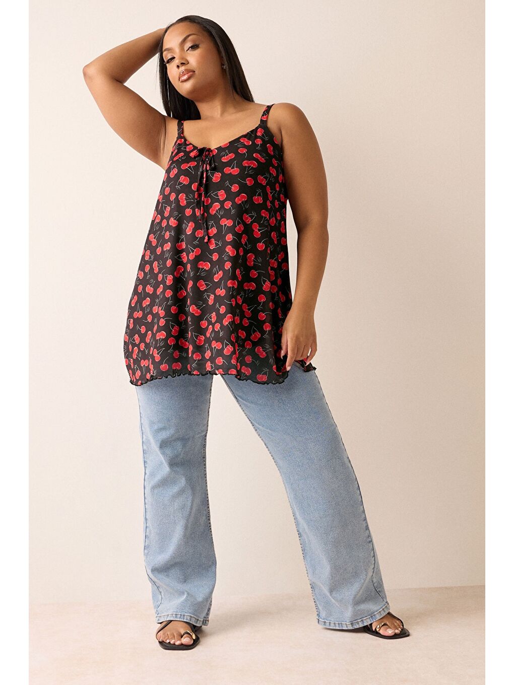 Siyah Büyük Beden V Yaka Askılı İp Detaylı Desenli T-shirt 322672-3