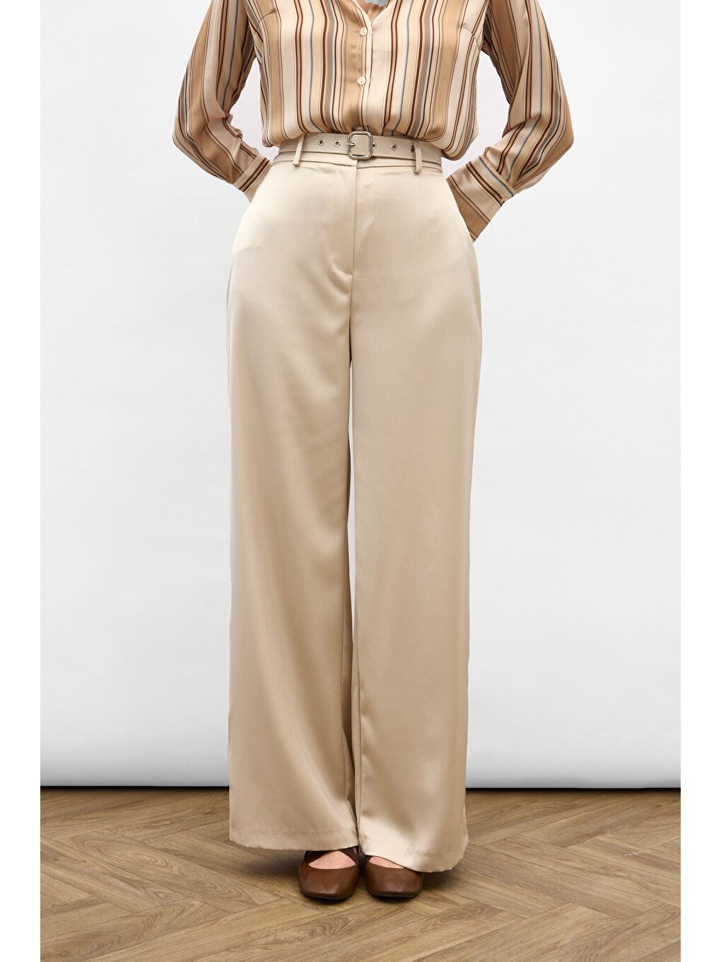 Kemer Detaylı Saten Pantolon - Bej-4