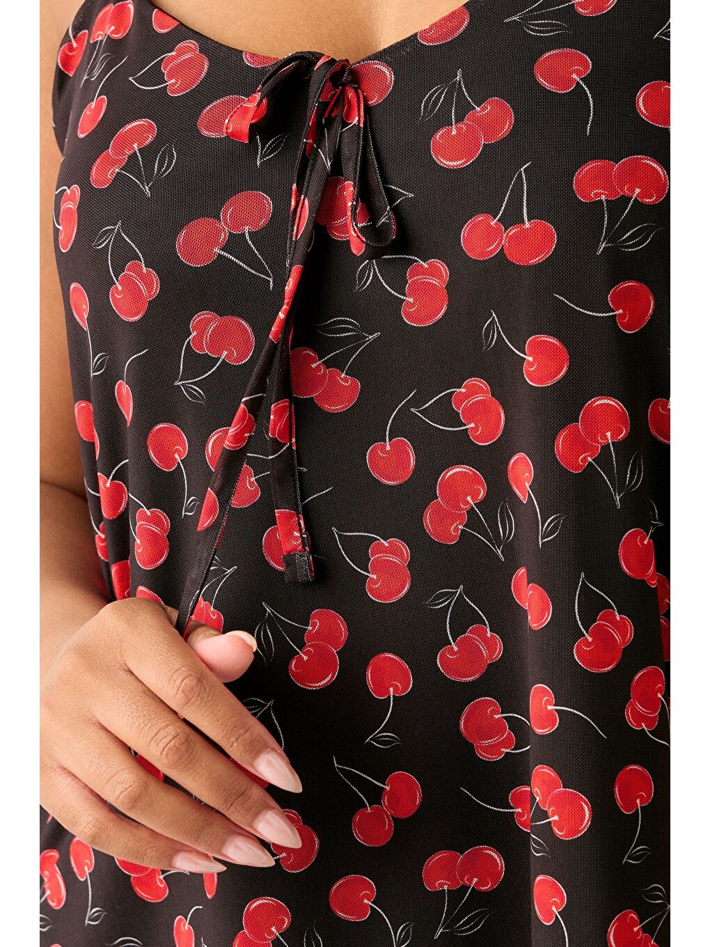 Siyah Büyük Beden V Yaka Askılı İp Detaylı Desenli T-shirt 322672-4