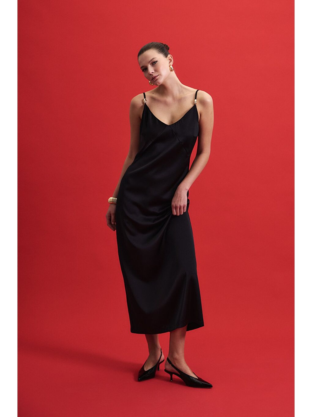 Aksesuar Detaylı Askılı Saten Elbise - Siyah-1