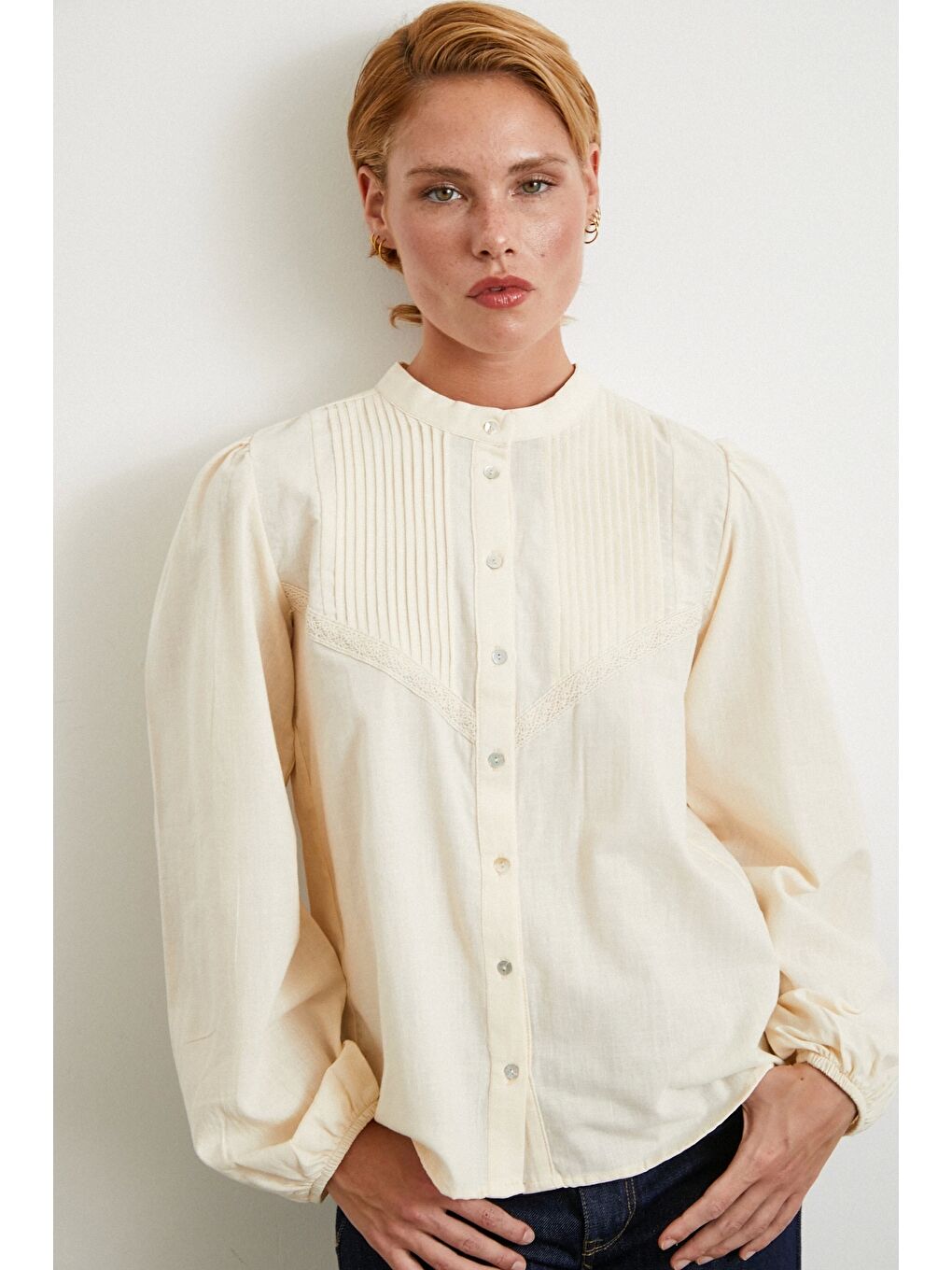 Ekru Nervürlü Dantel Detaylı Gömlek Krem