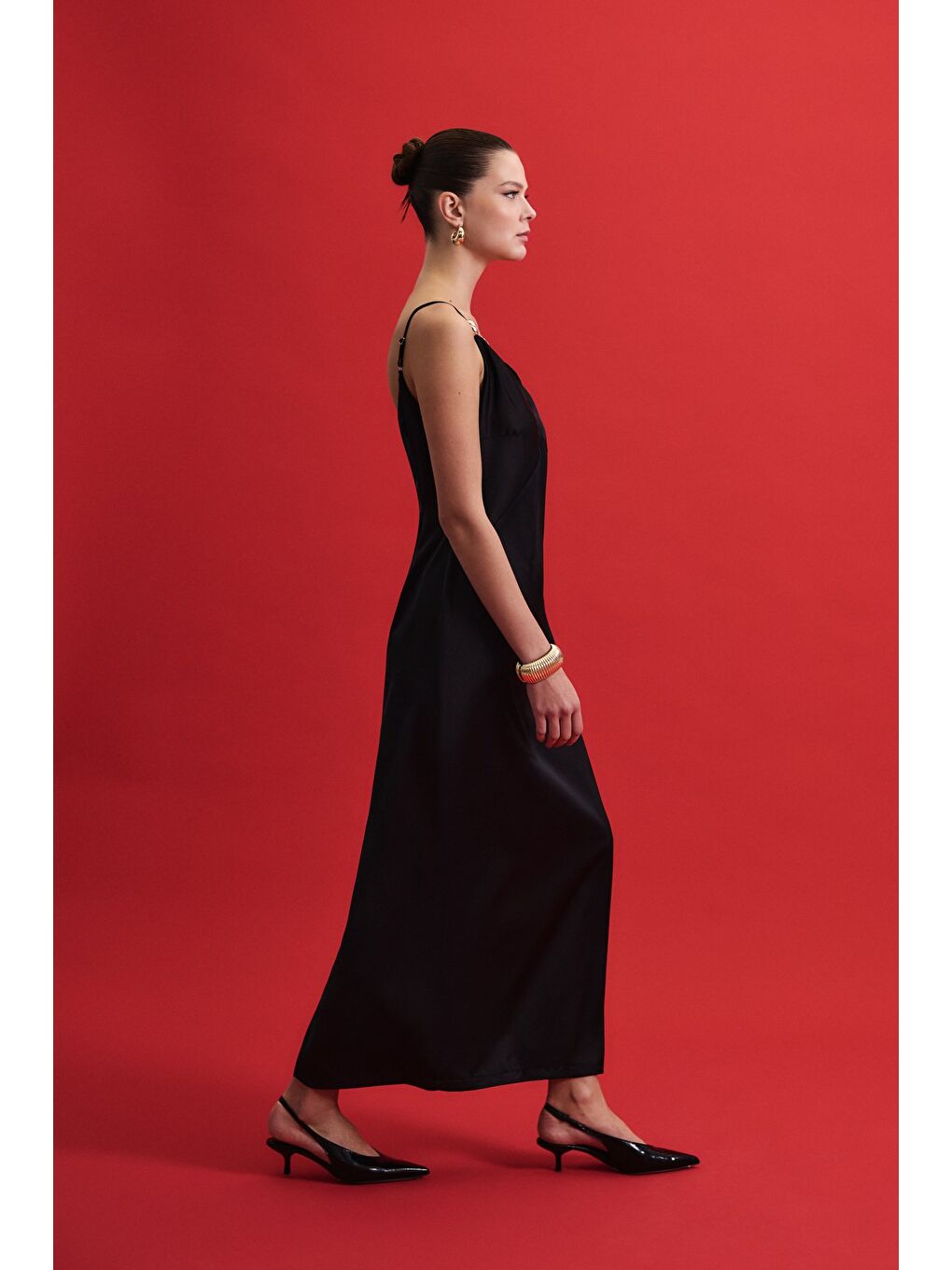 Aksesuar Detaylı Askılı Saten Elbise - Siyah-2