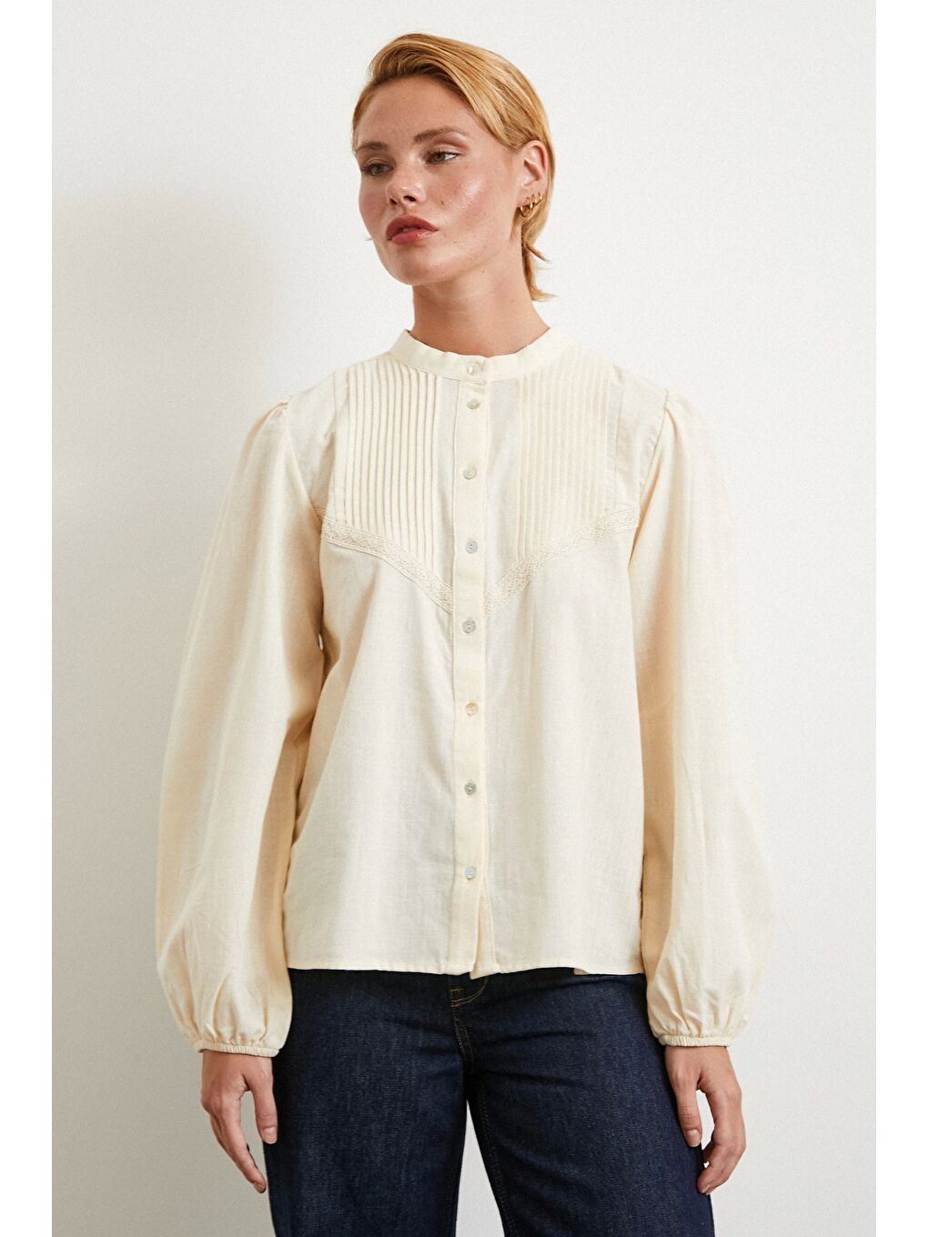 Ekru Nervürlü Dantel Detaylı Gömlek Krem-2