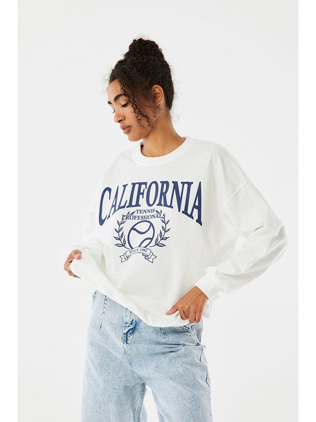 Ekru California Baskılı Bisiklet Yaka Sweatshirt
