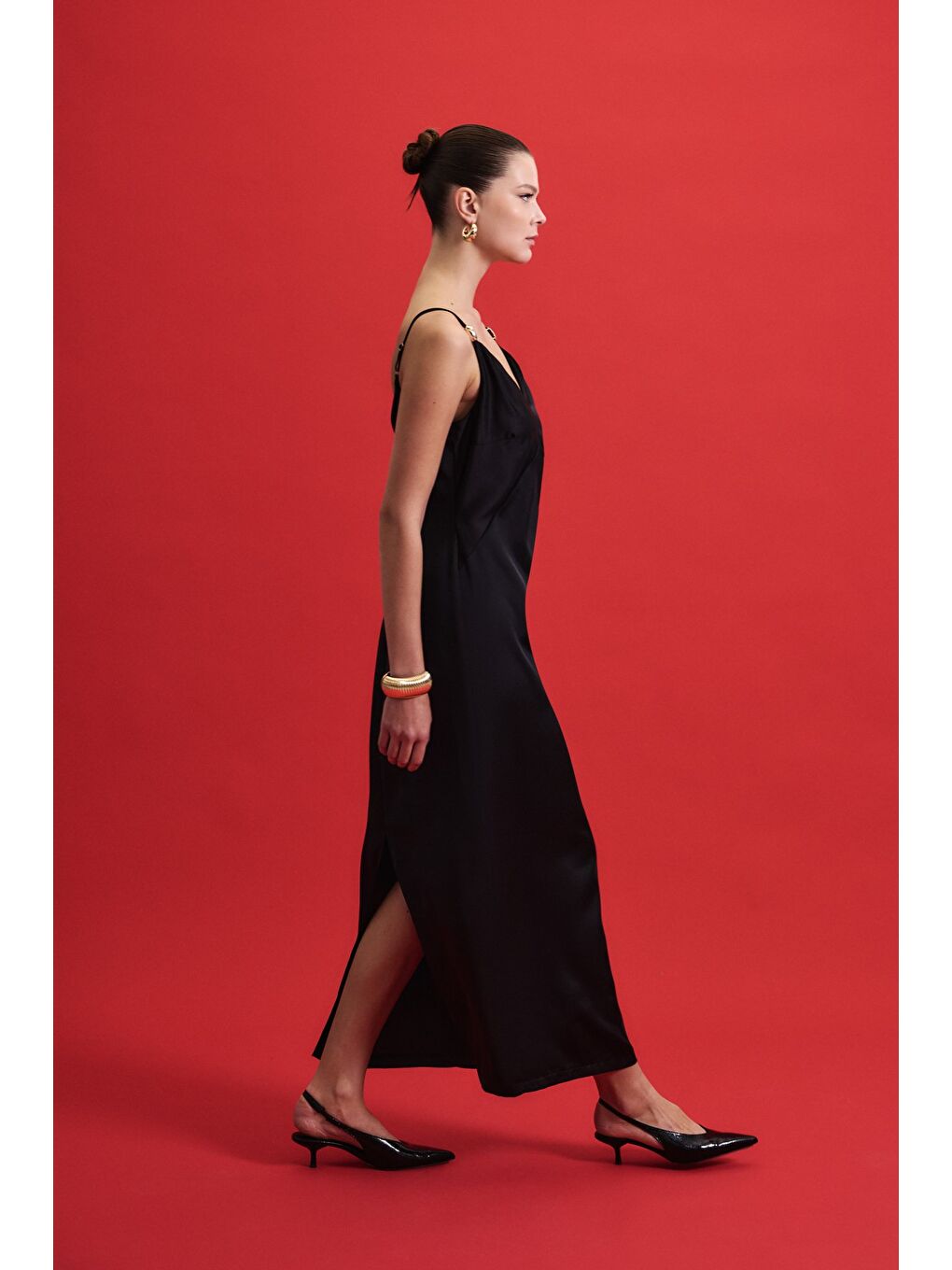 Aksesuar Detaylı Askılı Saten Elbise - Siyah-3