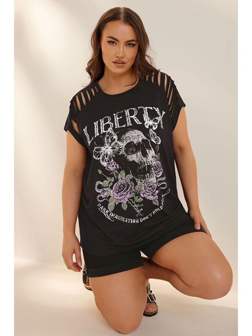 Siyah Büyük Beden Bisiklet Yaka Kol Detaylı Kuru Kafa Baskılı T-shirt 322639