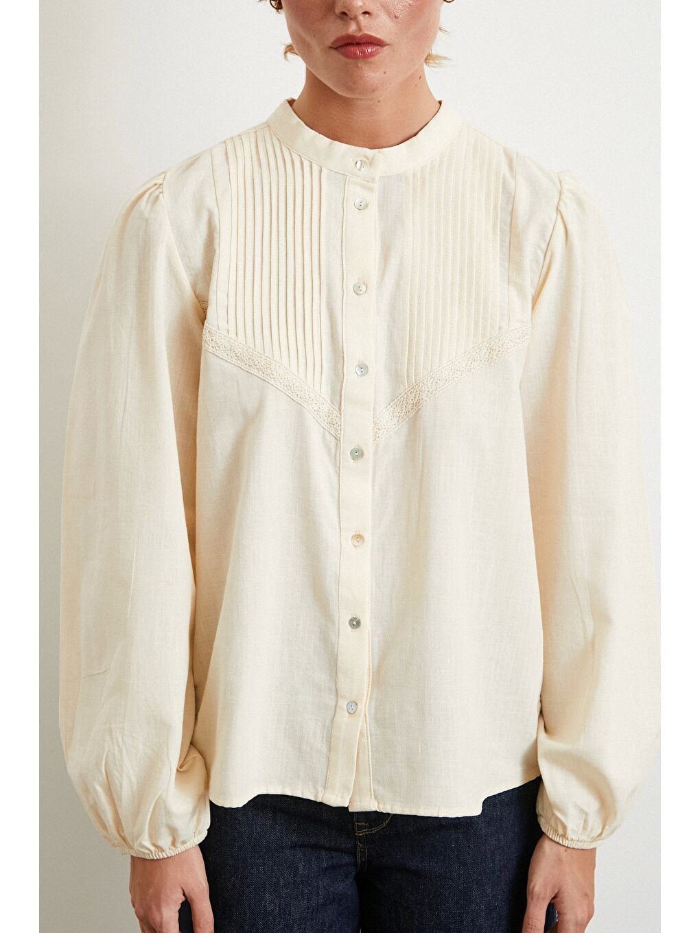 Ekru Nervürlü Dantel Detaylı Gömlek Krem-4