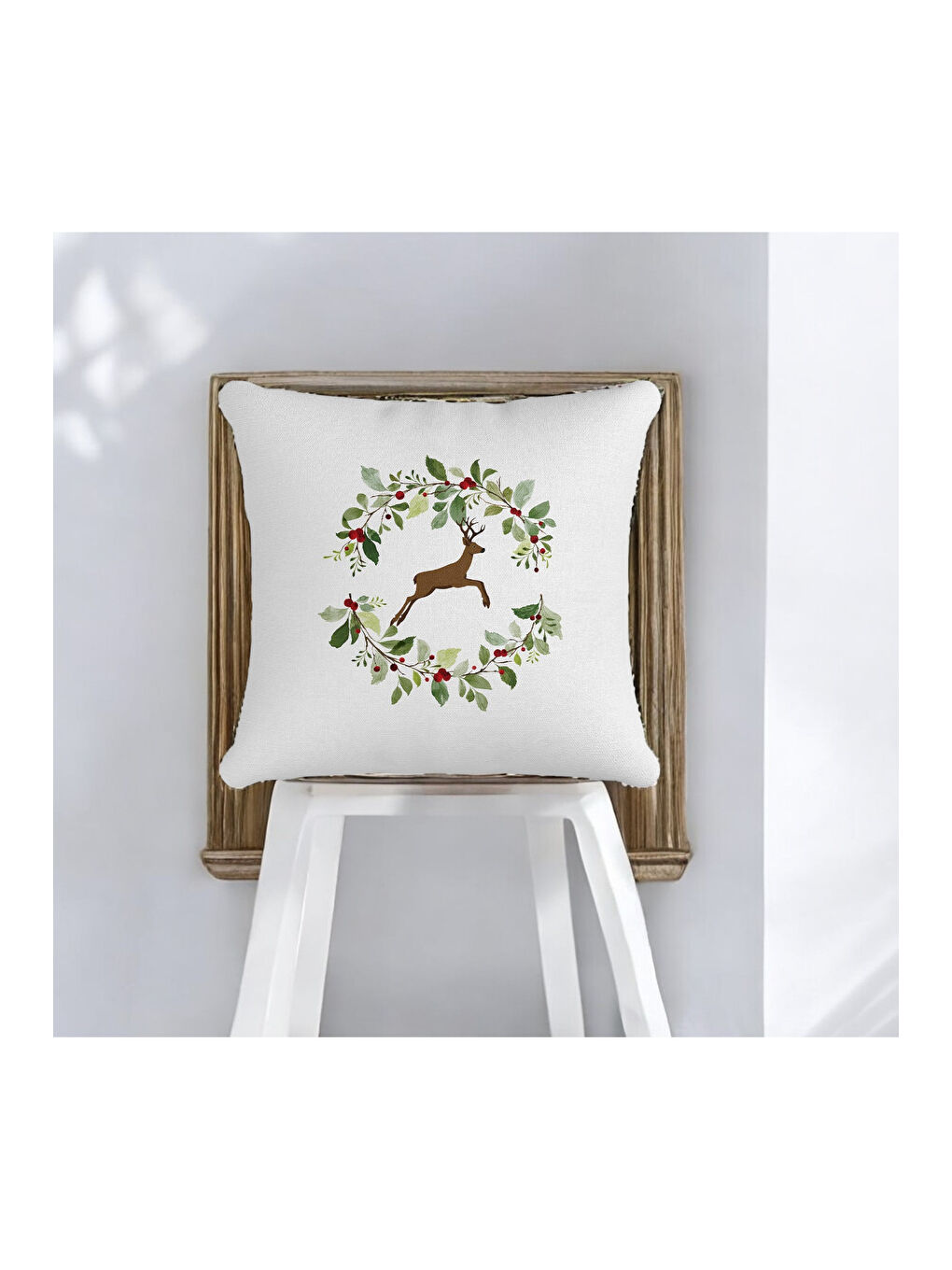Kahverengi Yılbaşı Temalı Kokina Çelenk Ren Geyiği Desenli Dekoratif Kırlent Kılıfı  Beyaz-43x43