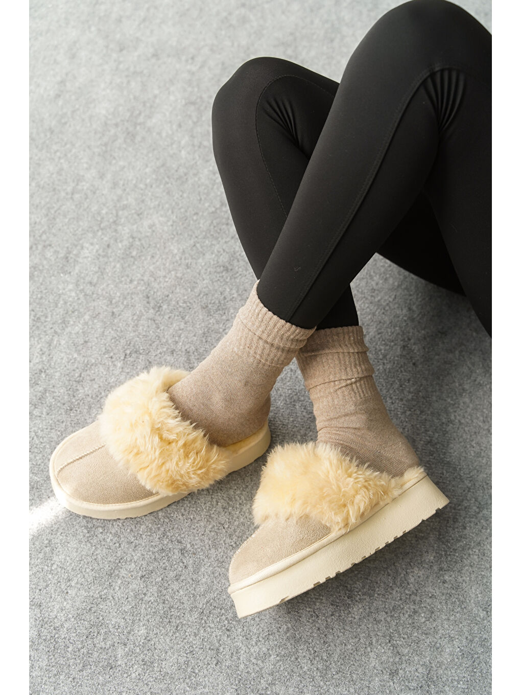 Bej Florri Tüylü Burnu Kapalı Kadın Terlik-2