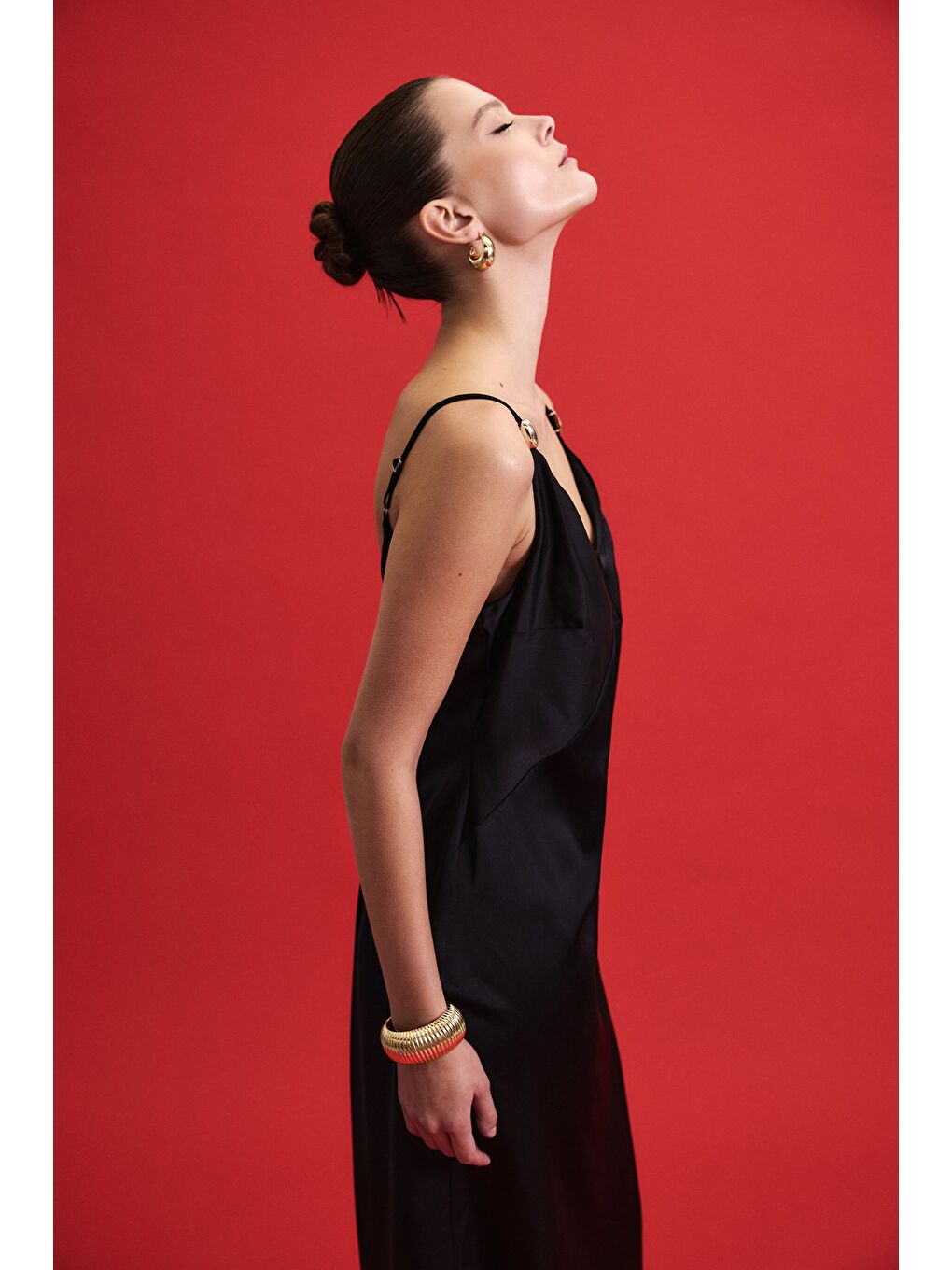 Aksesuar Detaylı Askılı Saten Elbise - Siyah-5