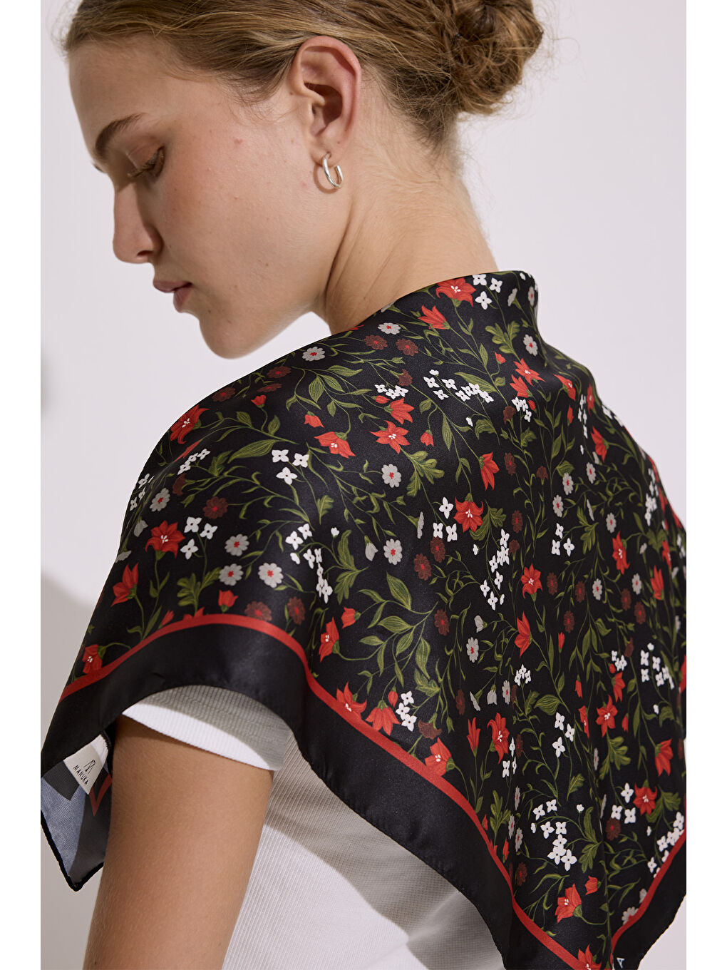 Siyah Saten Desenli Fular Dıtsy-1