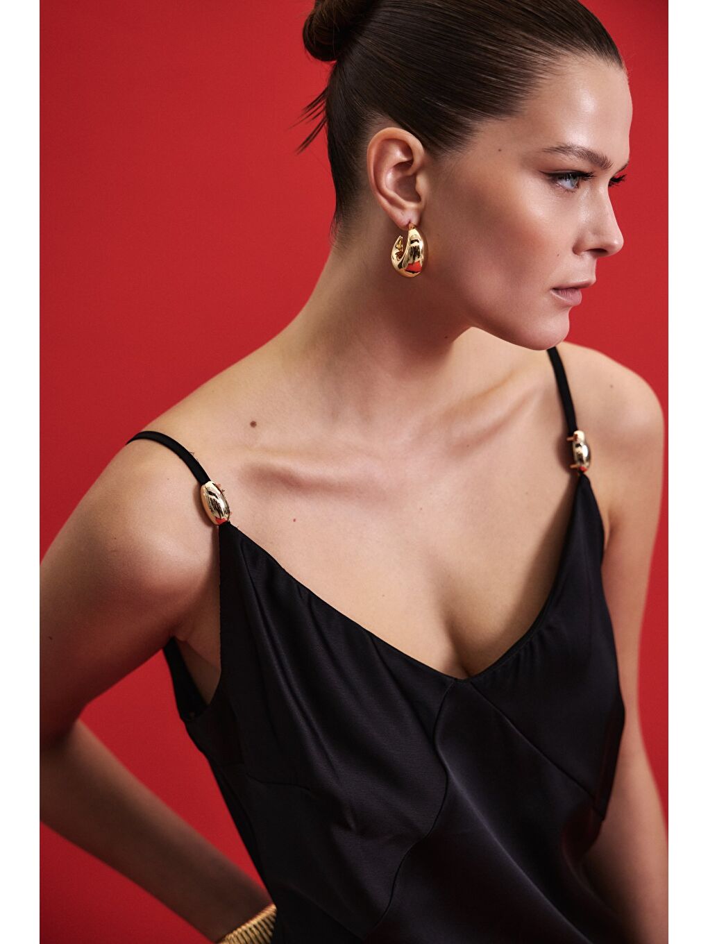 Aksesuar Detaylı Askılı Saten Elbise - Siyah-6