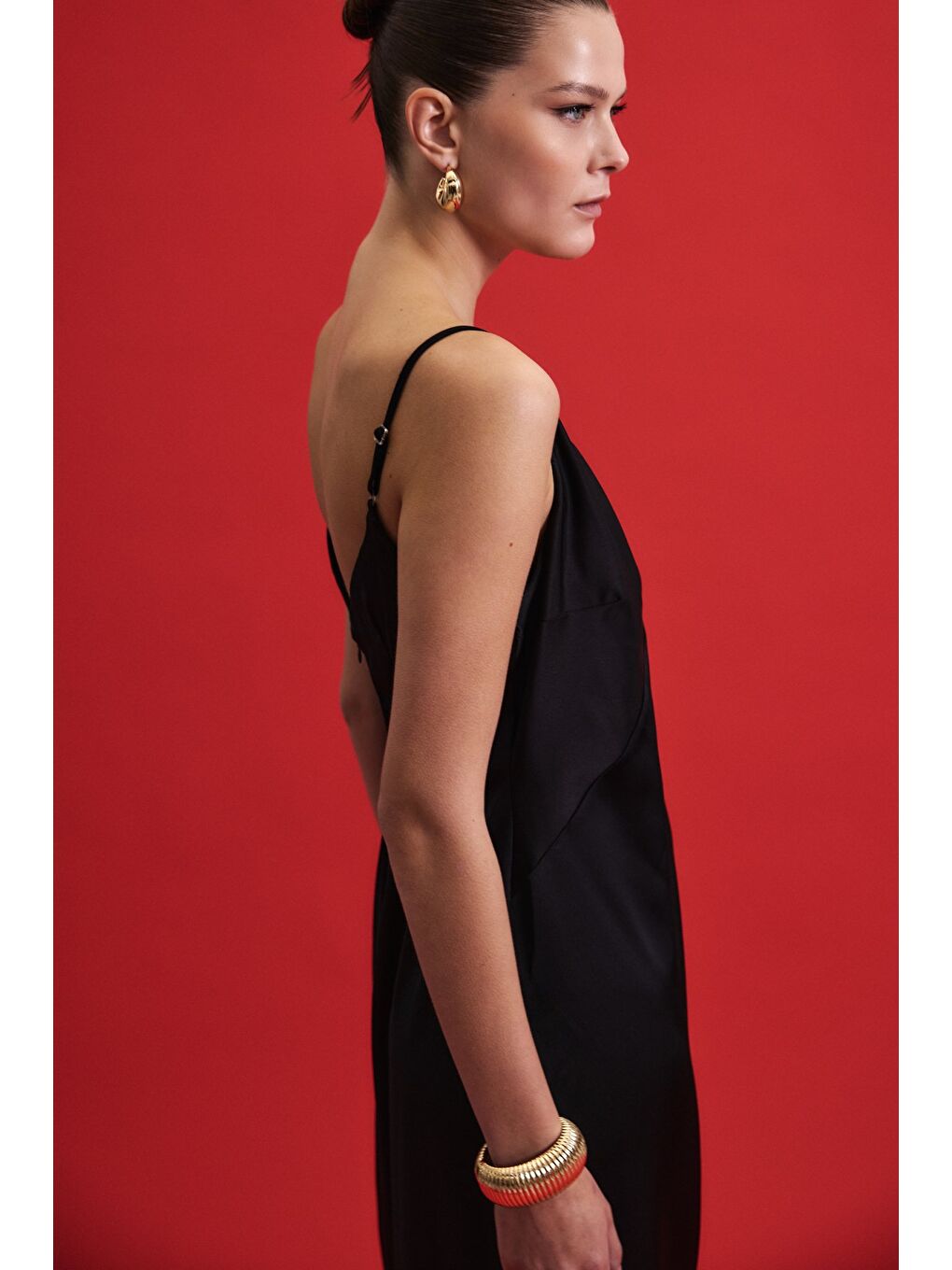 Aksesuar Detaylı Askılı Saten Elbise - Siyah-7