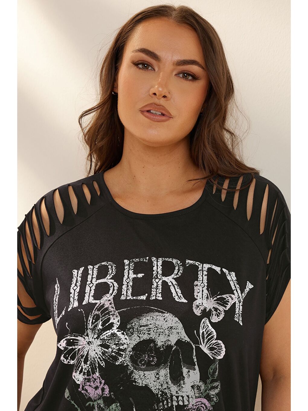 Siyah Büyük Beden Bisiklet Yaka Kol Detaylı Kuru Kafa Baskılı T-shirt 322639-3