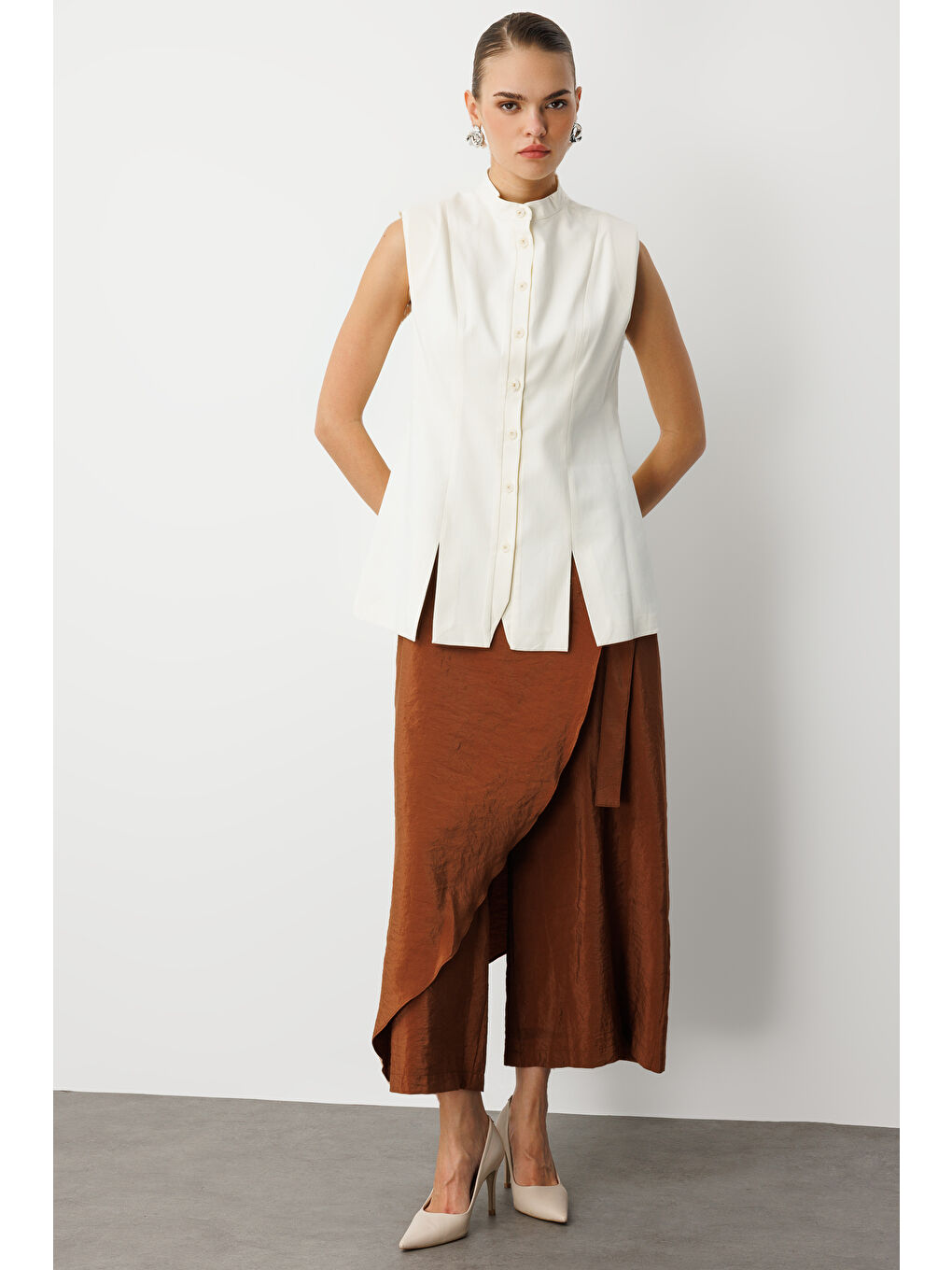 Dik Yaka Yırtmaç Detaylı Ekru Yelek-1