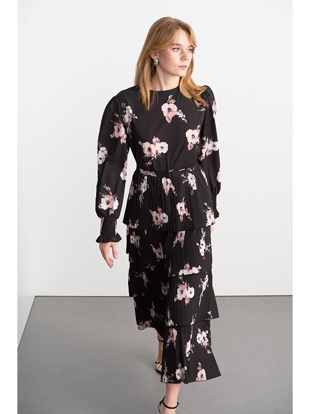 Siyah Katlı Pilise Uzun Elbise Desenli-1