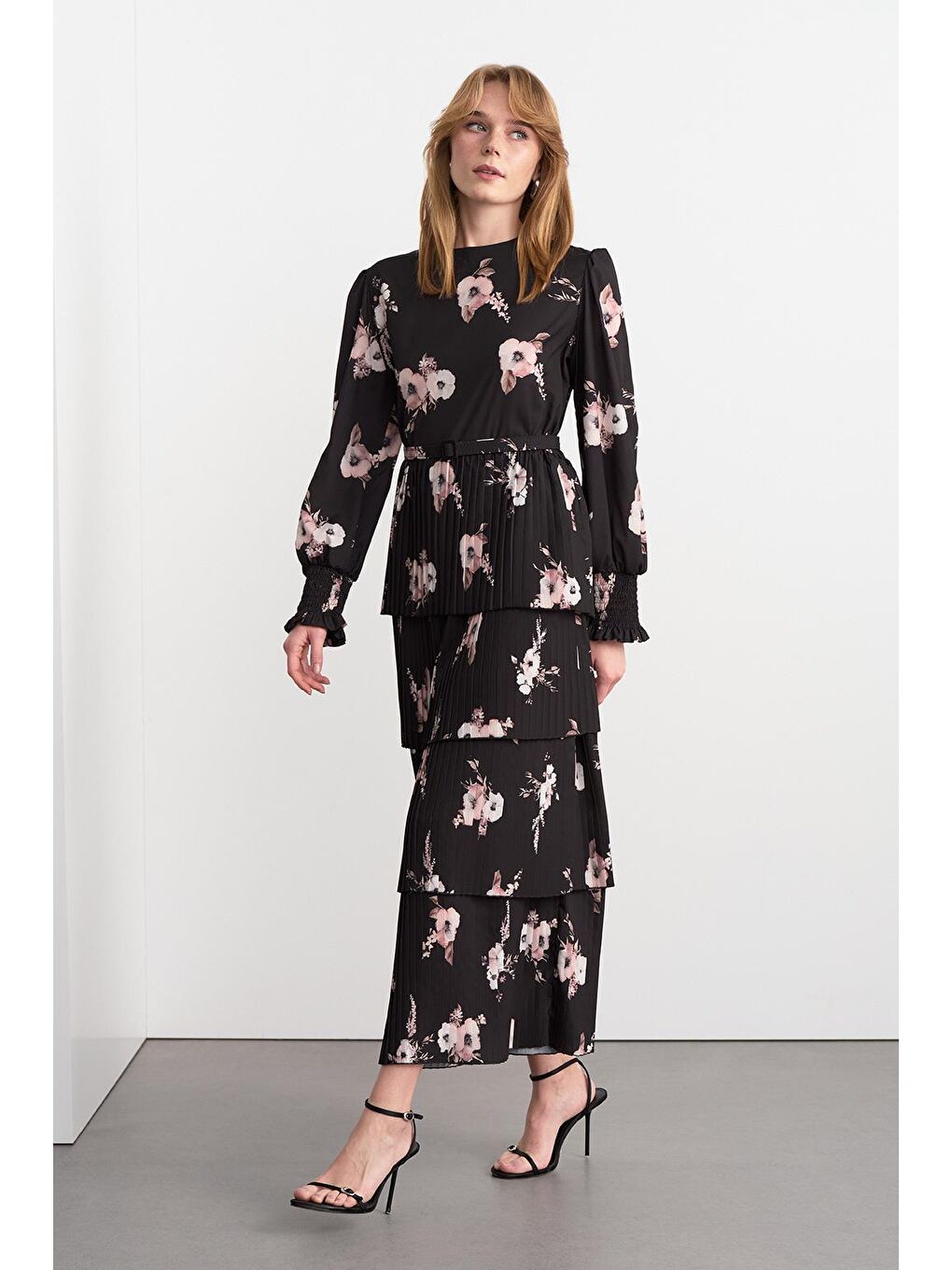 Siyah Katlı Pilise Uzun Elbise Desenli-2