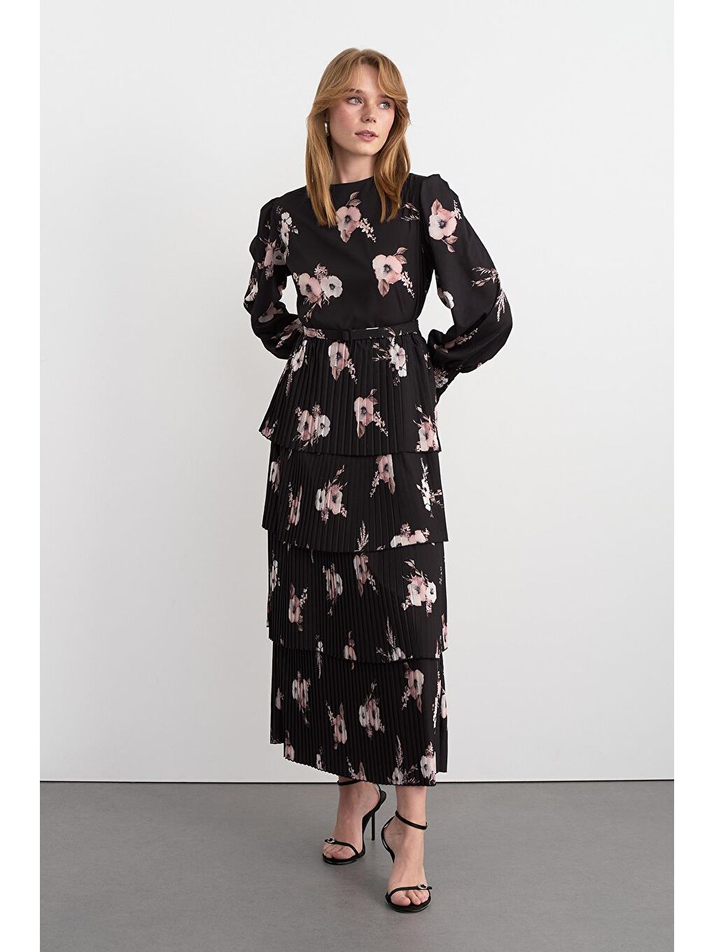 Siyah Katlı Pilise Uzun Elbise Desenli-3