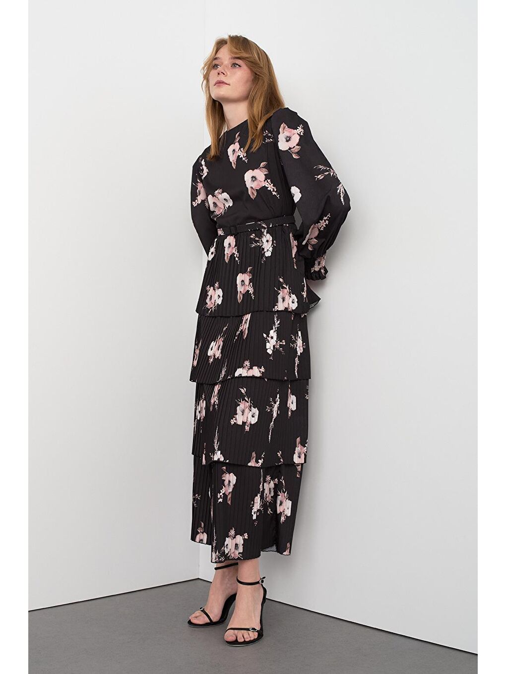 Siyah Katlı Pilise Uzun Elbise Desenli-4