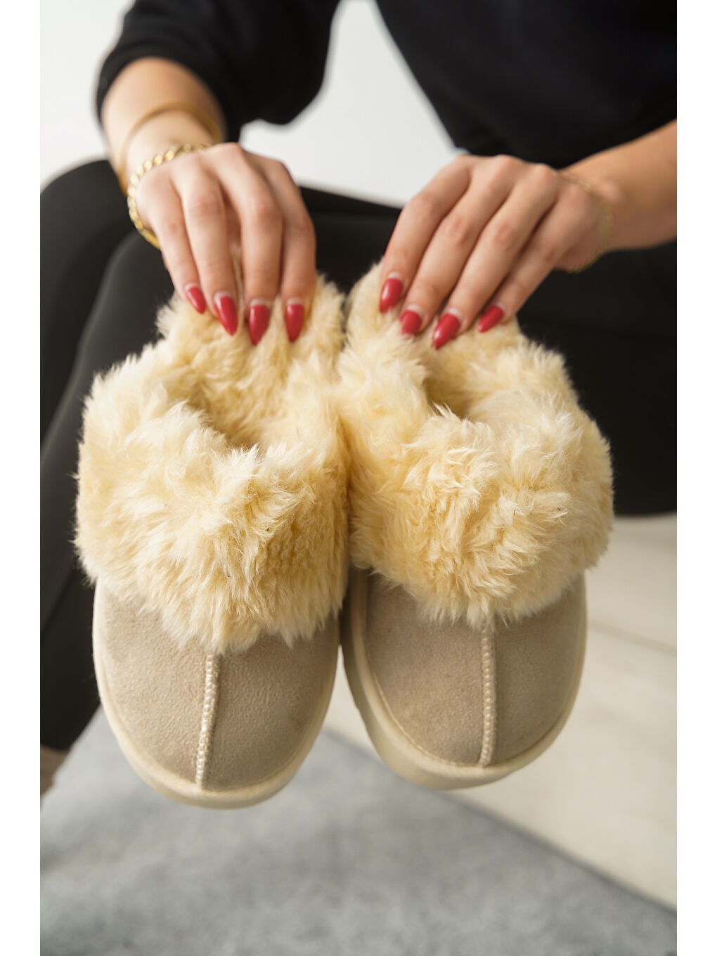 Bej Florri Tüylü Burnu Kapalı Kadın Terlik-6