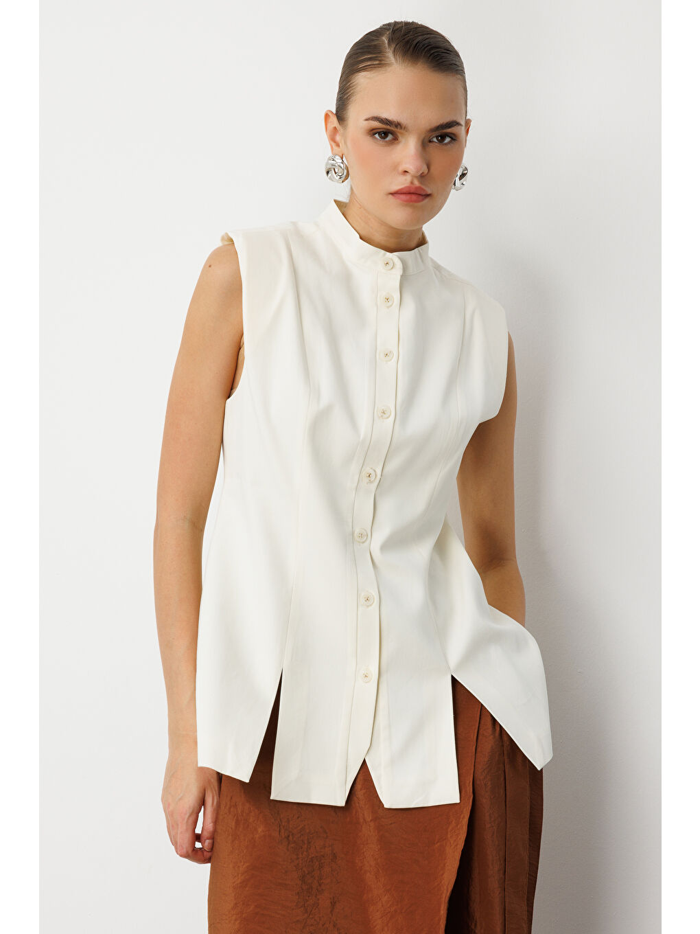 Dik Yaka Yırtmaç Detaylı Ekru Yelek-2