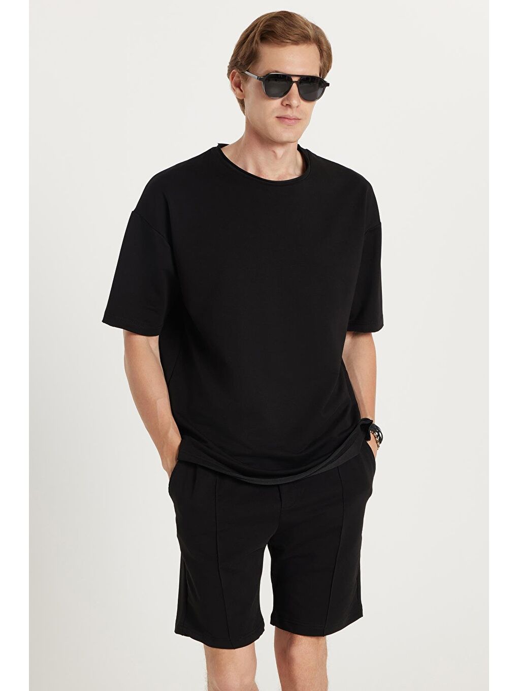 Erkek Oversize Geniş Kesim Bisiklet Yaka Gofre Kumaş Beli Bağcıklı Siyah Şort Takım-1