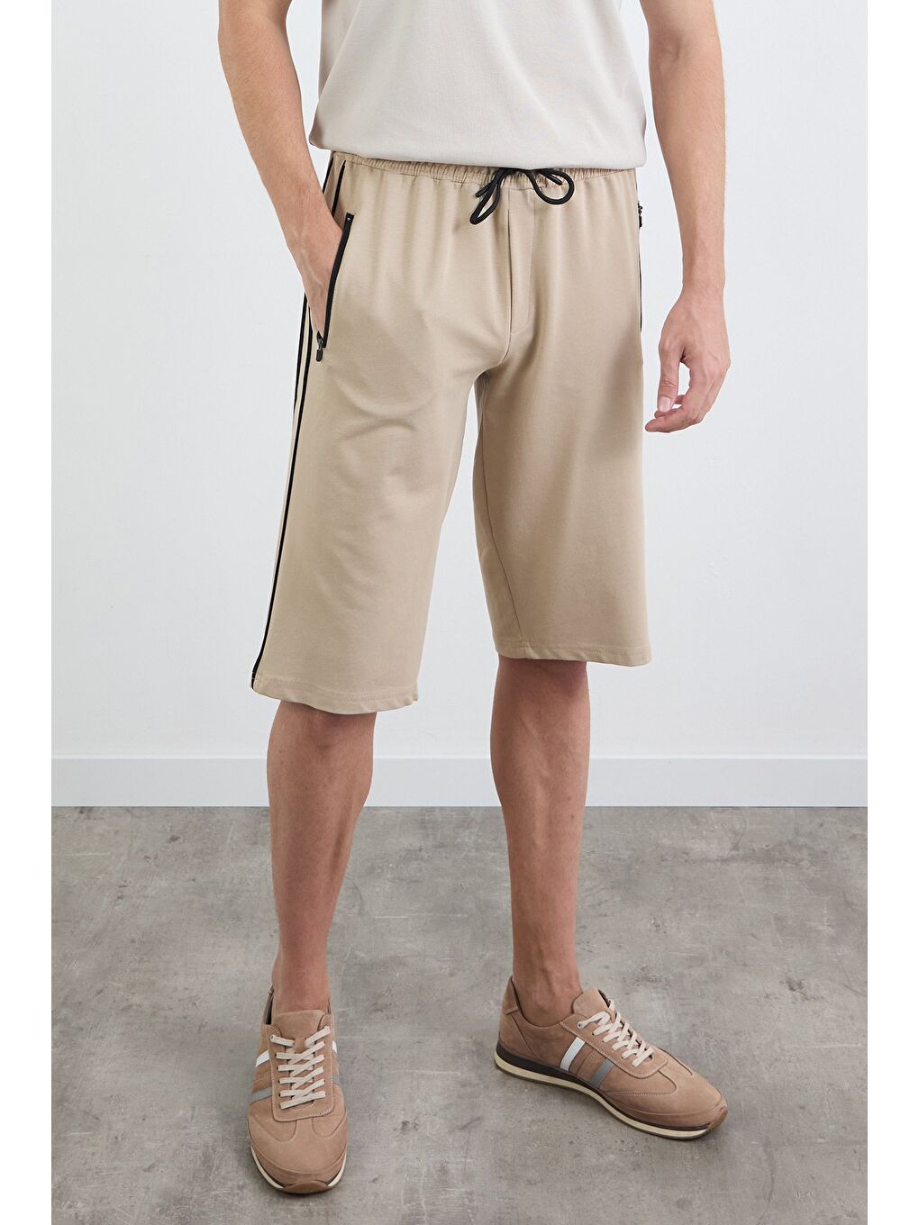 Bej Basic Fermuarlı Beli Lastikli Şort