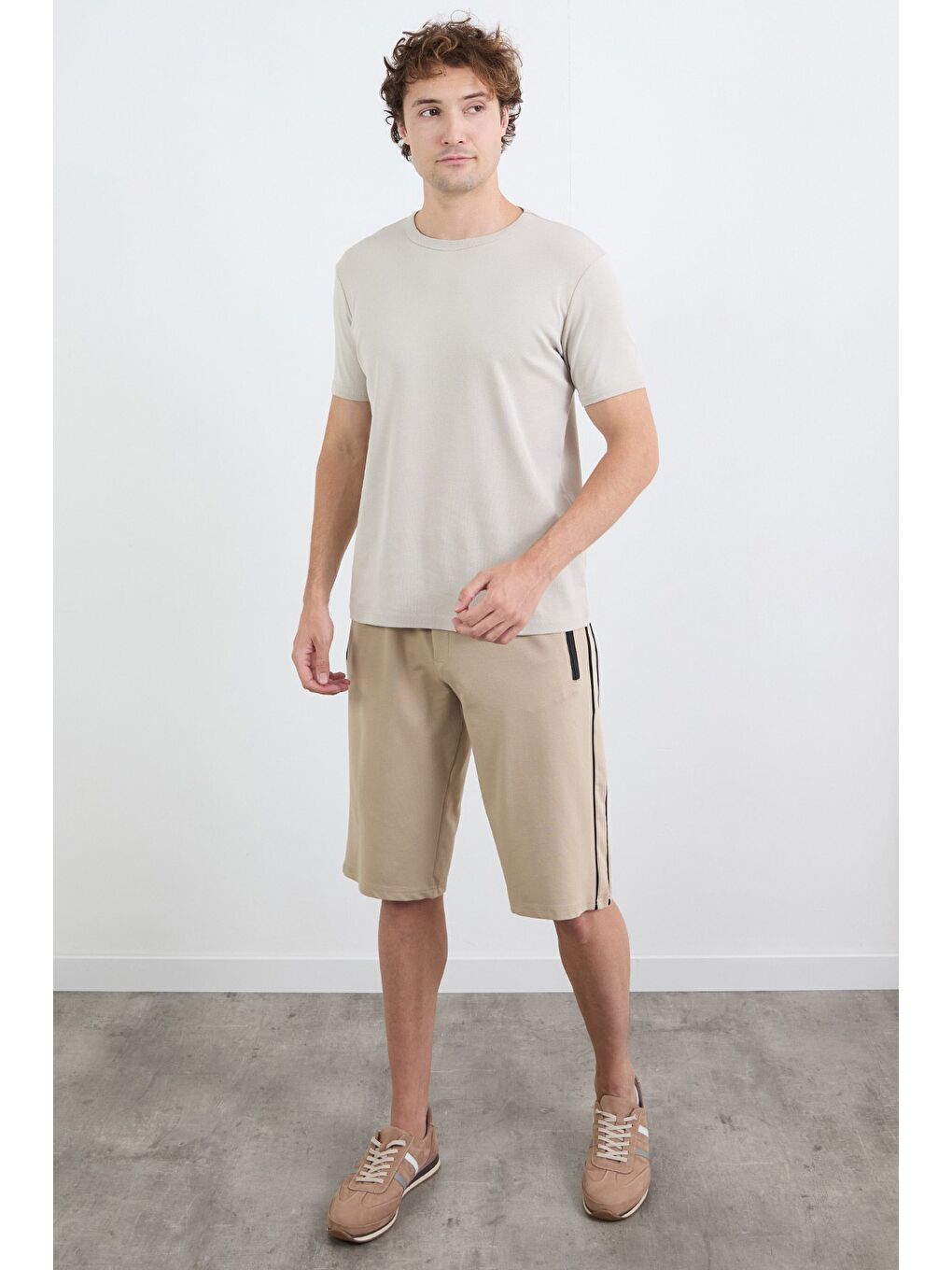 Bej Basic Fermuarlı Beli Lastikli Şort-1