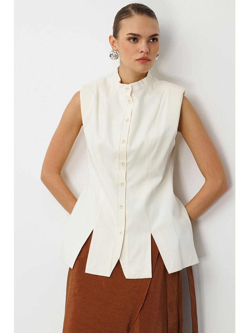Dik Yaka Yırtmaç Detaylı Ekru Yelek-3