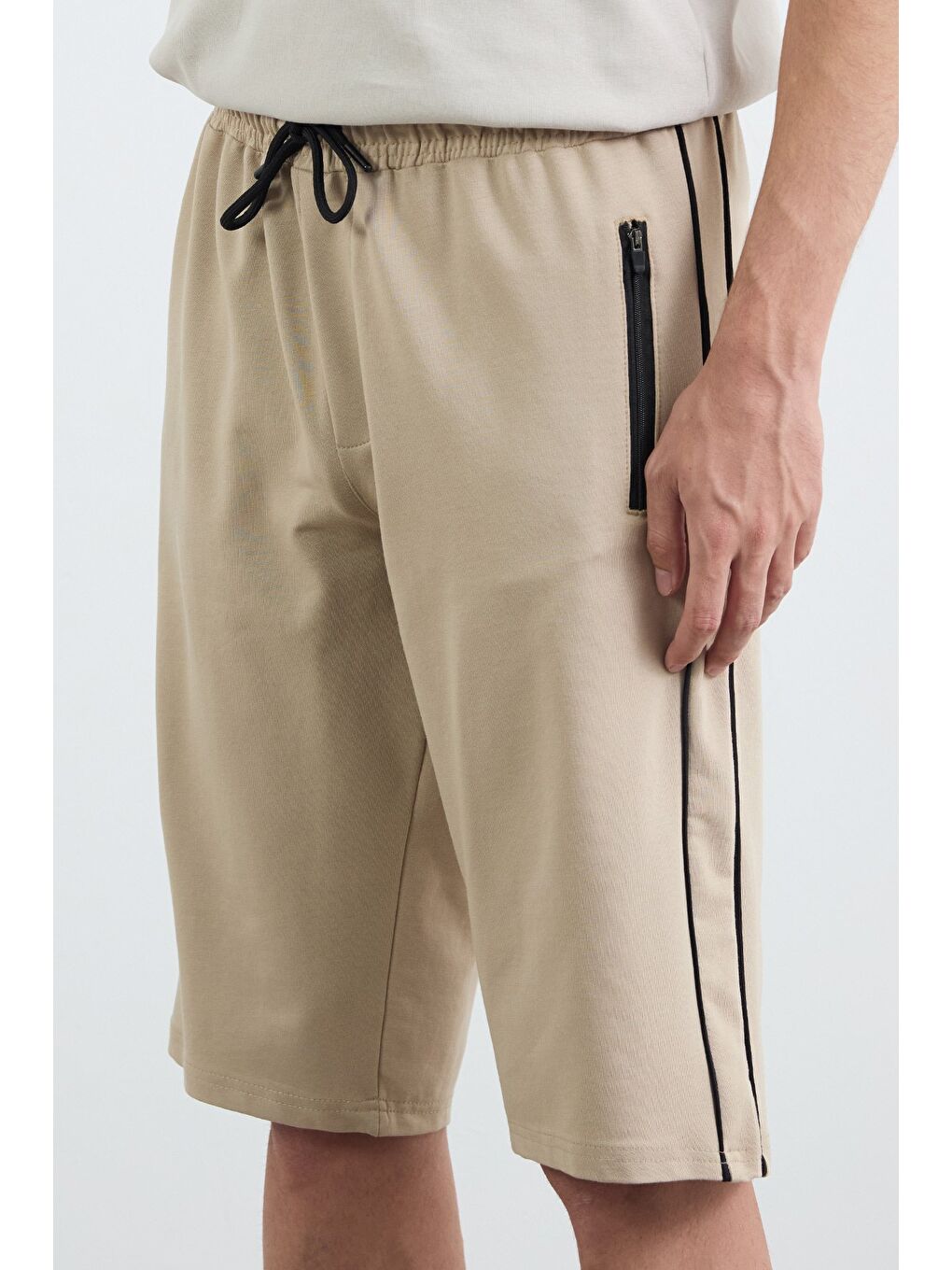 Bej Basic Fermuarlı Beli Lastikli Şort-4