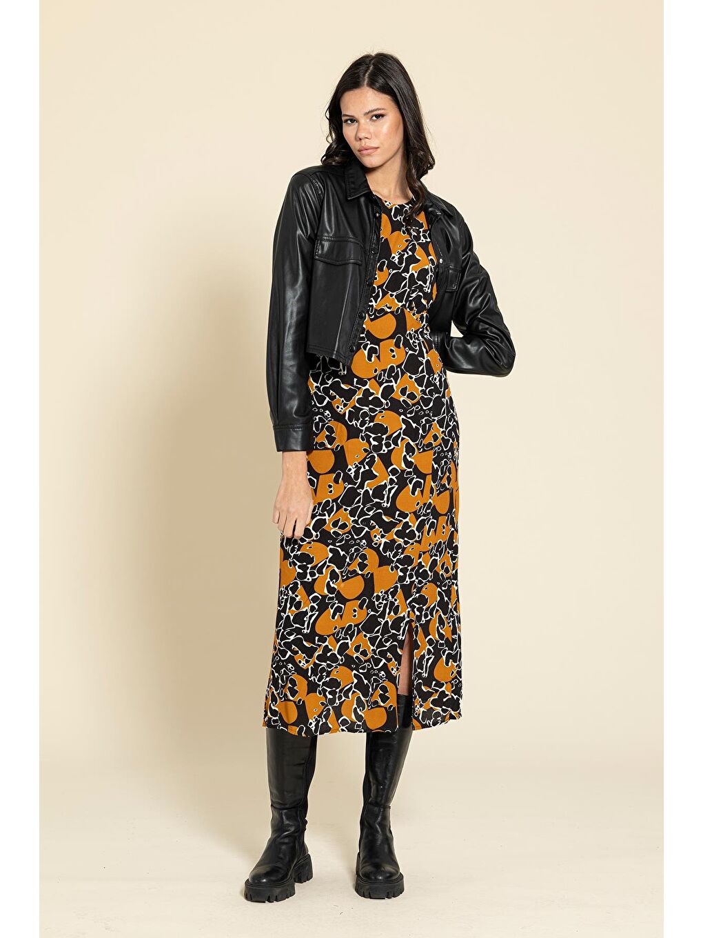 Kahverengi Kol Büzgülü Yırtmaçlı Kiremit Elbise-4