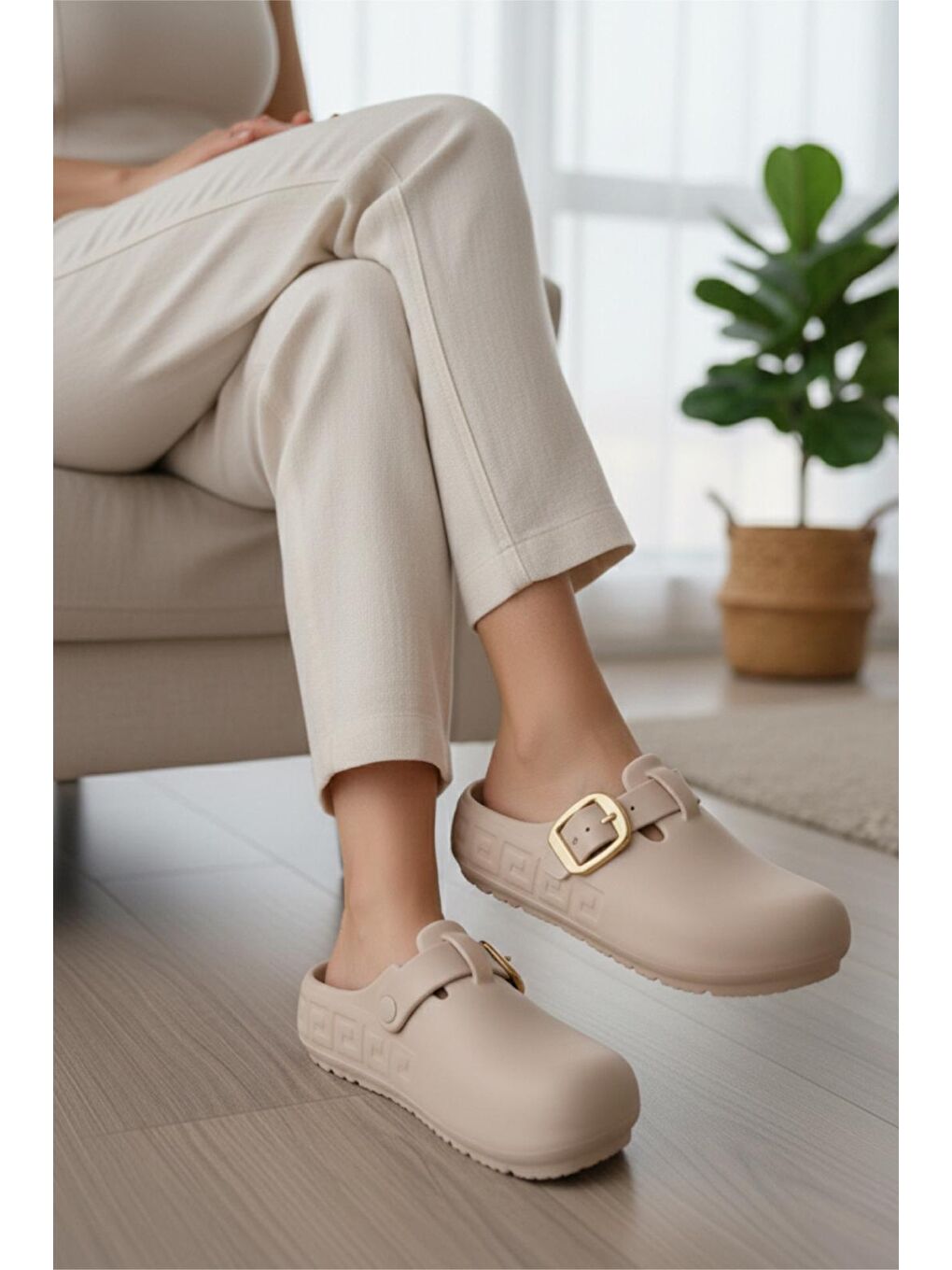 Bej Lovi Kadın Gold Tokalı Geometrik Desenli Comfort Clog Kadın Terlik Lüks Tasarım-2