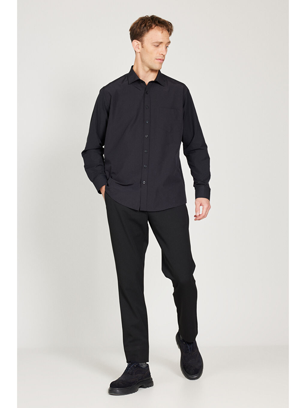 Erkek Siyah Kolay Ütülenebilir Non-Iron Pamuklu Comfort Fit Geniş Kesim Klasik Yaka Gömlek-1
