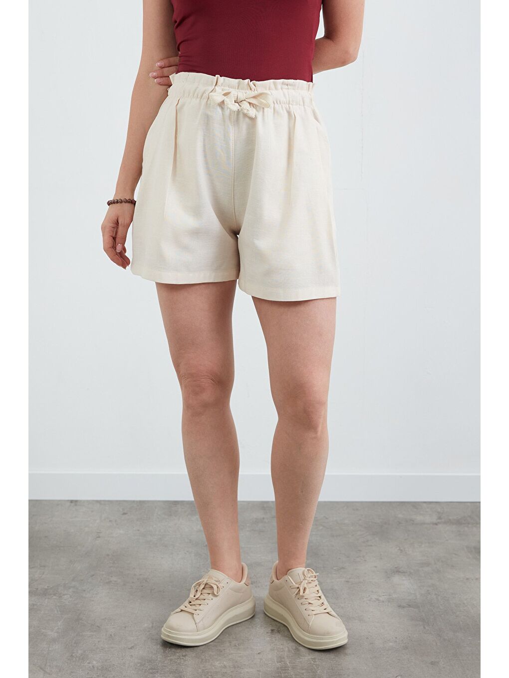 Bej Beli Bağlamalı Pileli Keten Görünümlü Şort-1