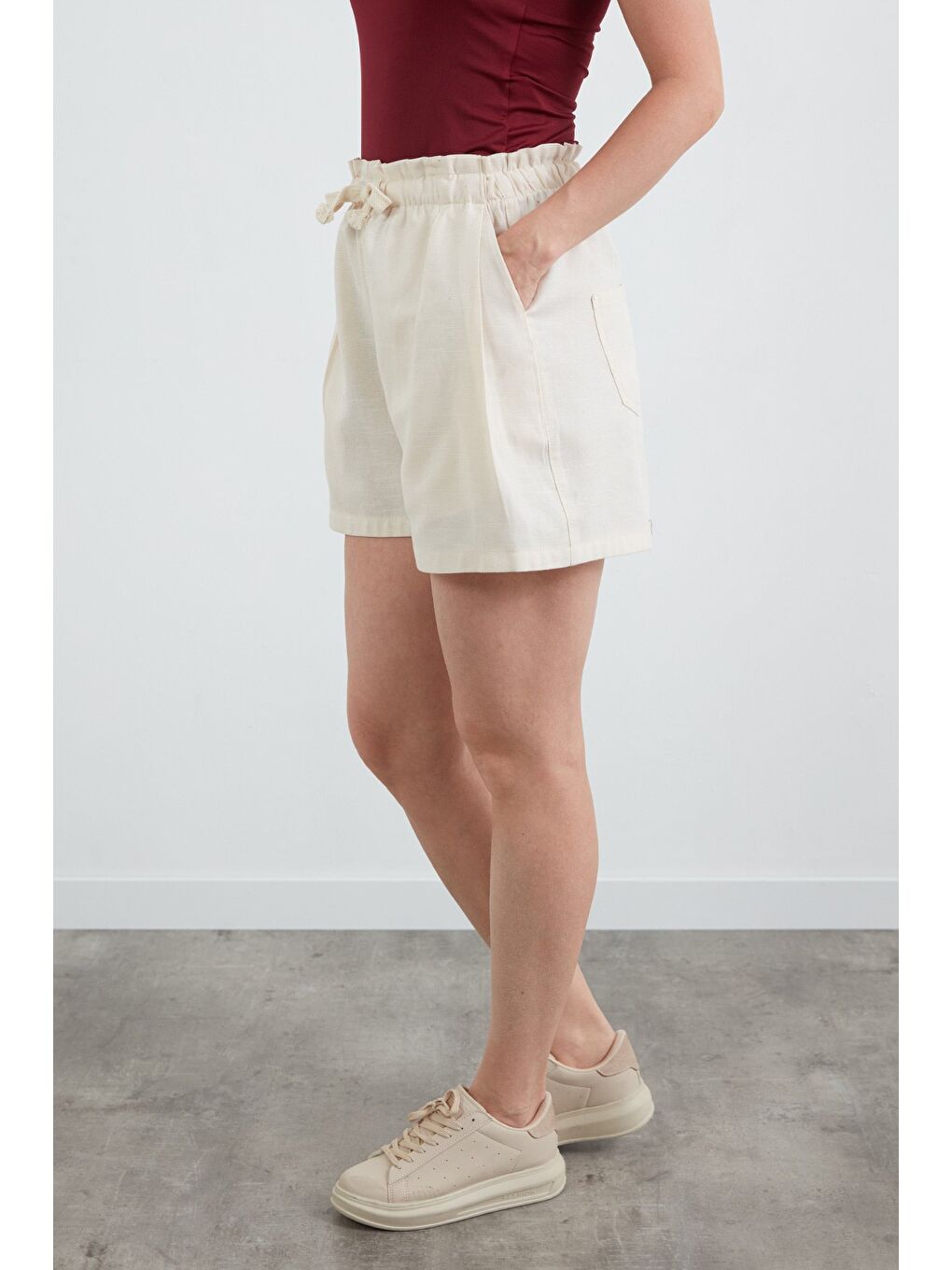 Bej Beli Bağlamalı Pileli Keten Görünümlü Şort-2