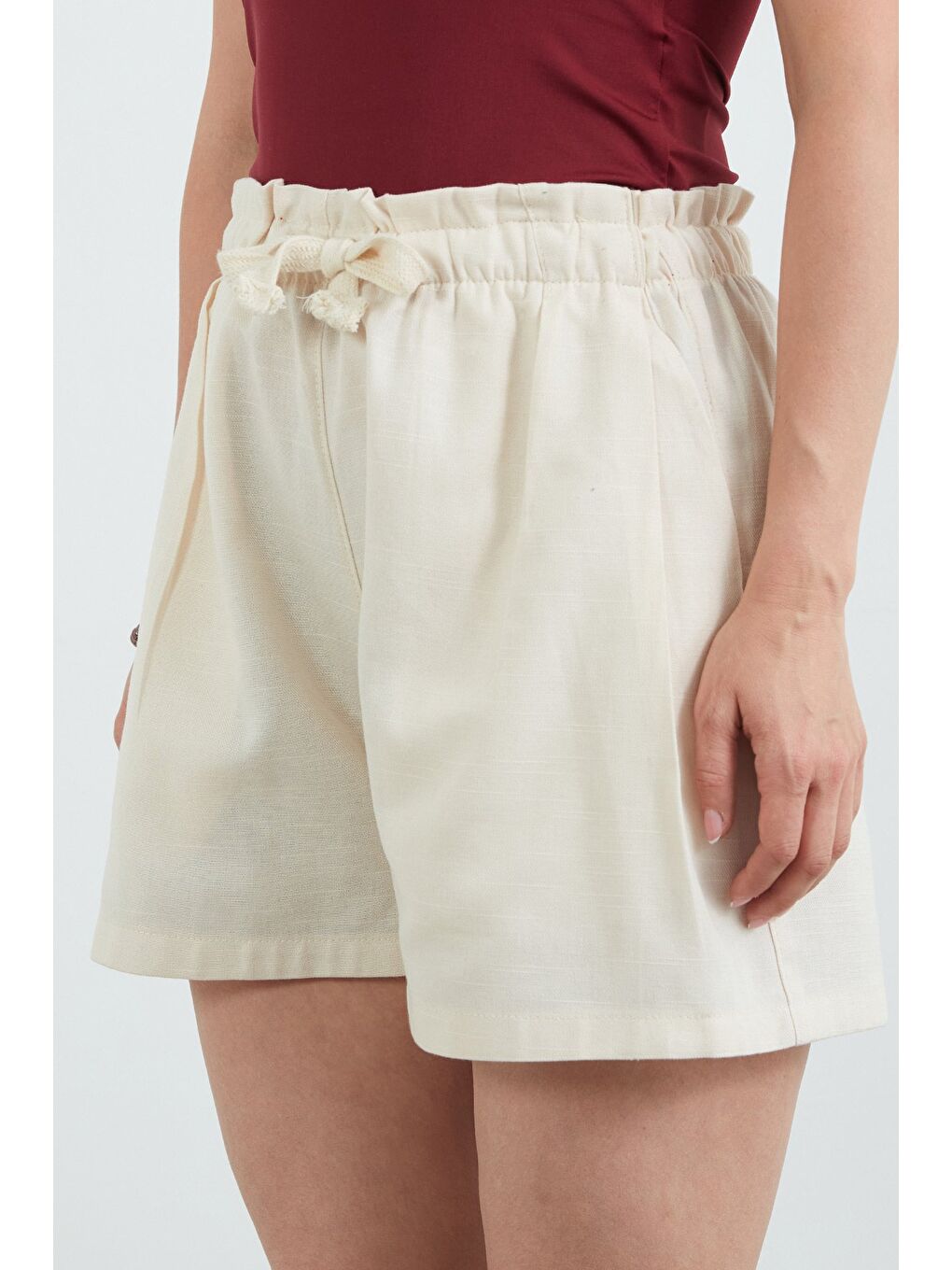 Bej Beli Bağlamalı Pileli Keten Görünümlü Şort-4