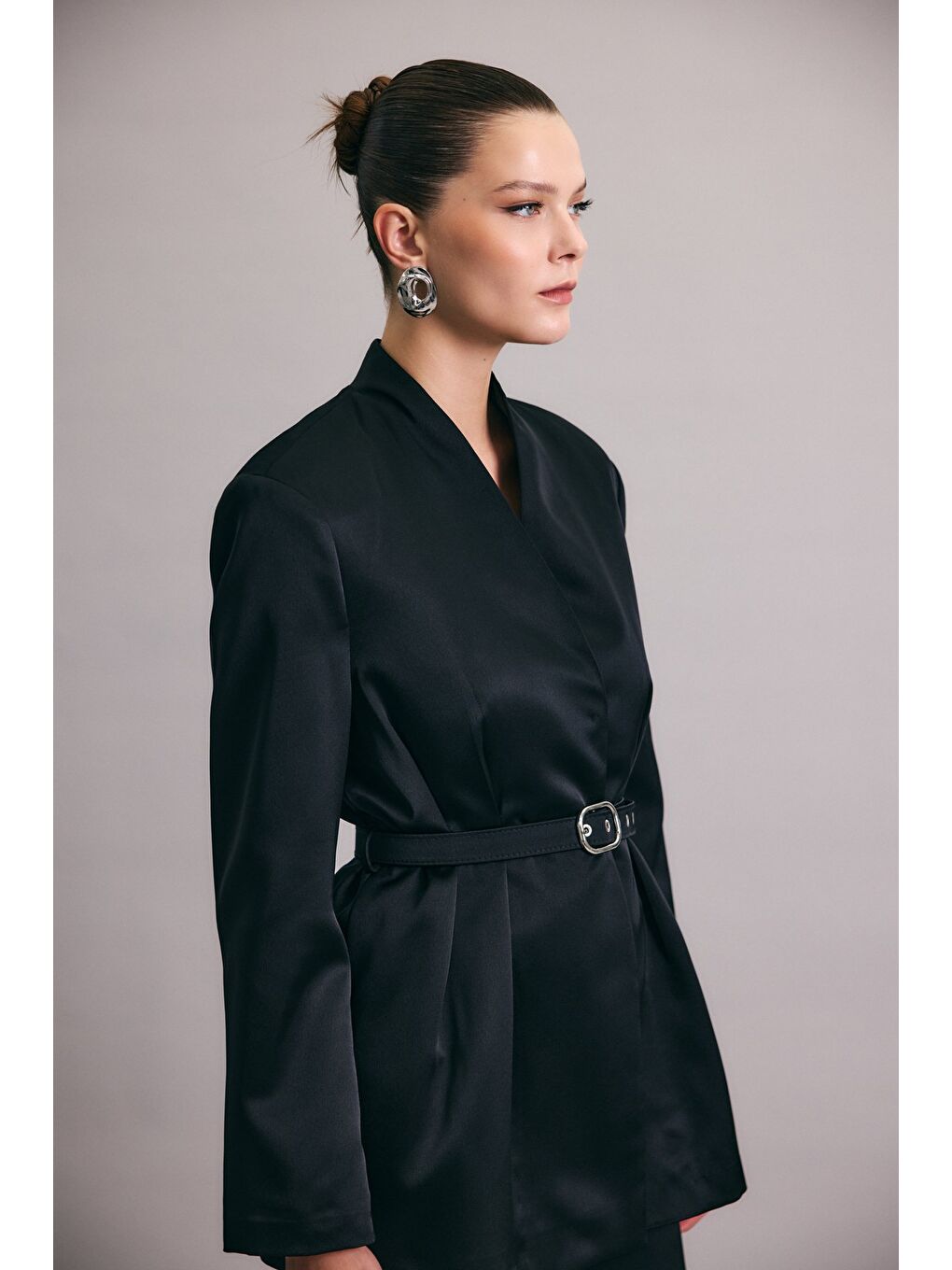 Lisa Kemerli Saten Ceket - Siyah-1