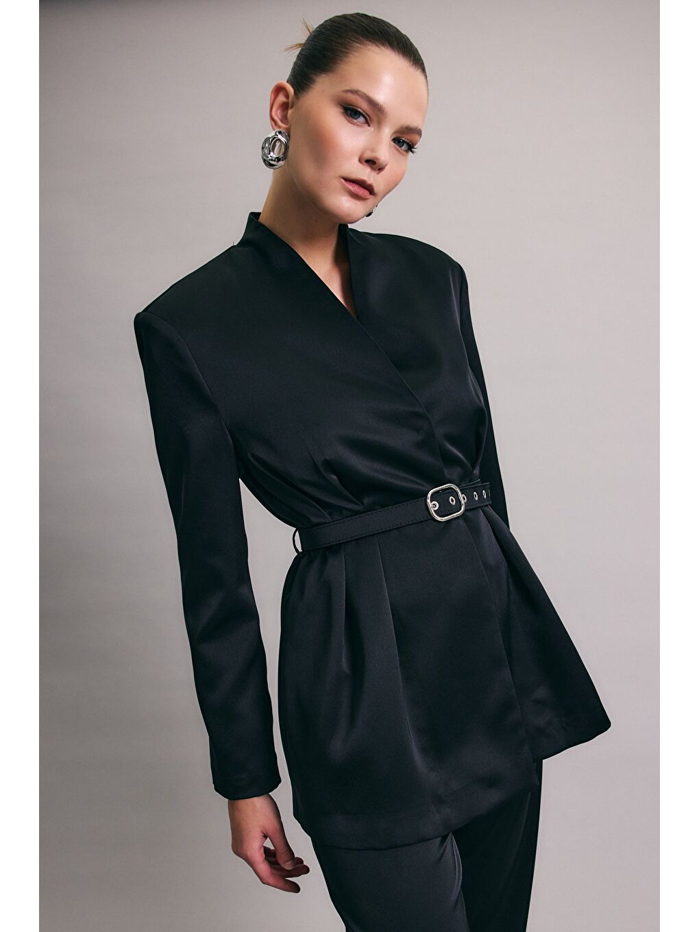Lisa Kemerli Saten Ceket - Siyah-2
