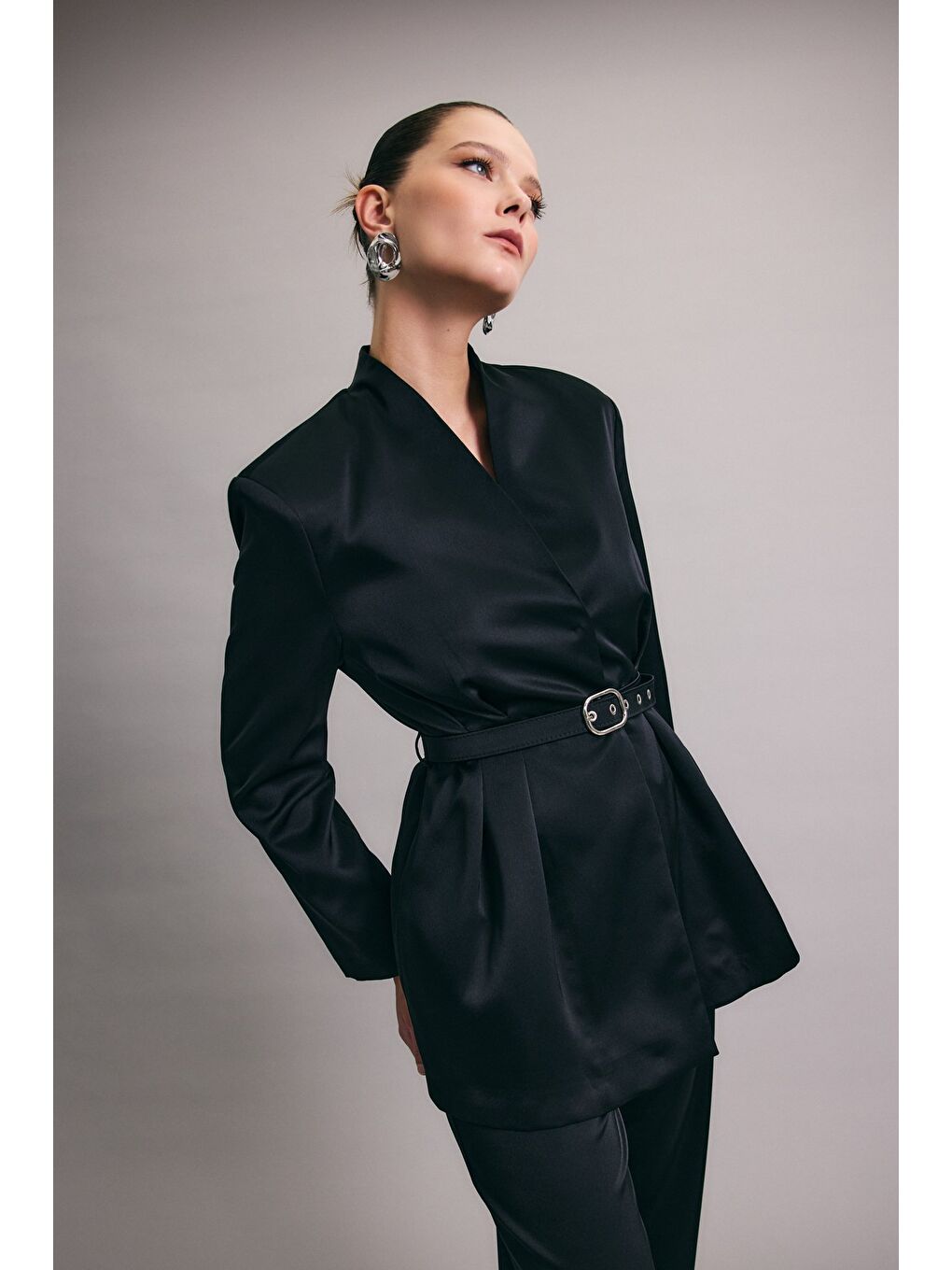 Lisa Kemerli Saten Ceket - Siyah-3