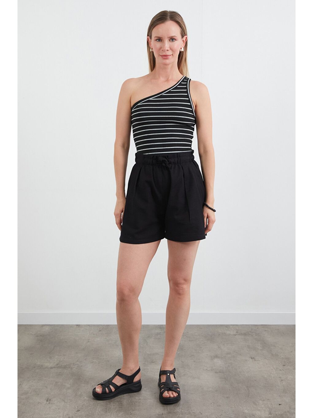 Siyah Beli Bağlamalı Pileli Keten Görünümlü Şort