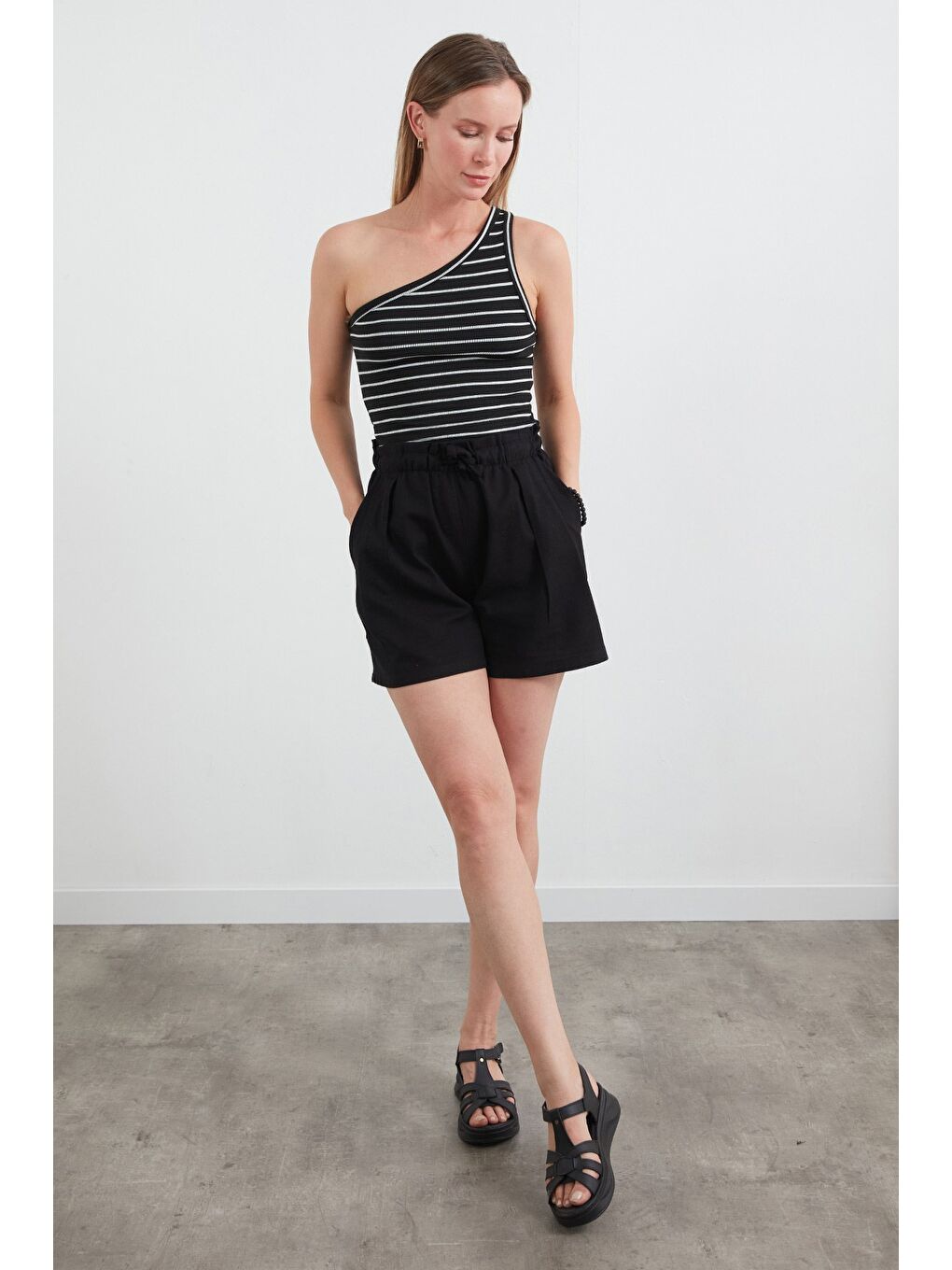 Siyah Beli Bağlamalı Pileli Keten Görünümlü Şort-1