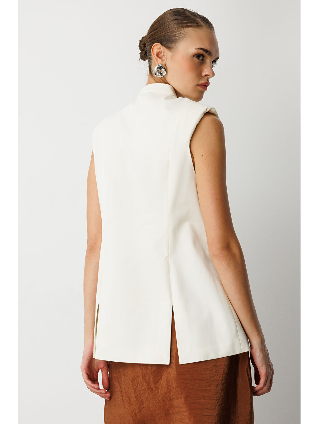 Dik Yaka Yırtmaç Detaylı Ekru Yelek-5