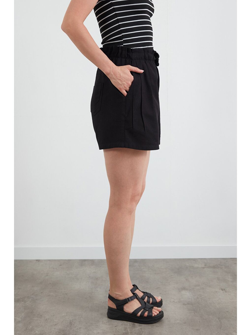 Siyah Beli Bağlamalı Pileli Keten Görünümlü Şort-2