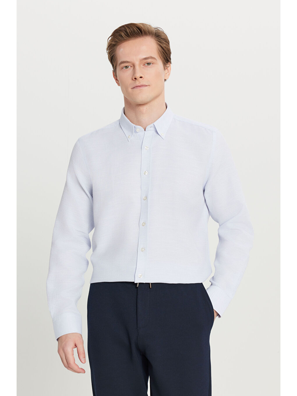 Erkek Açık Mavi Pamuklu Tailored Slim Fit Dar Kesim Düğmeli Yaka Armürlü Gömlek