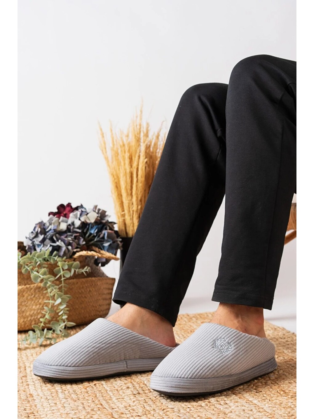 Gri Unisex Nakışlı Kadife Ev Terliği-1