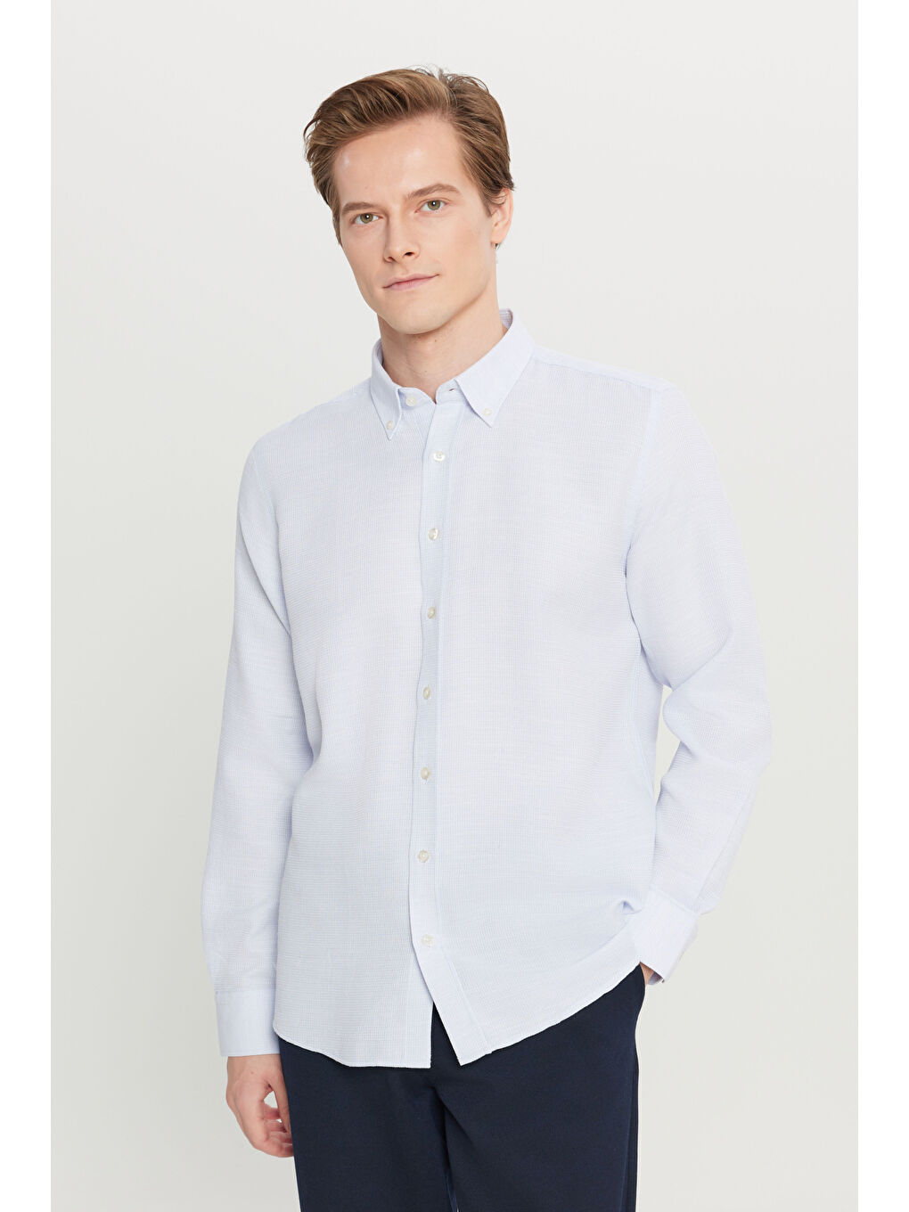 Erkek Açık Mavi Pamuklu Tailored Slim Fit Dar Kesim Düğmeli Yaka Armürlü Gömlek-2