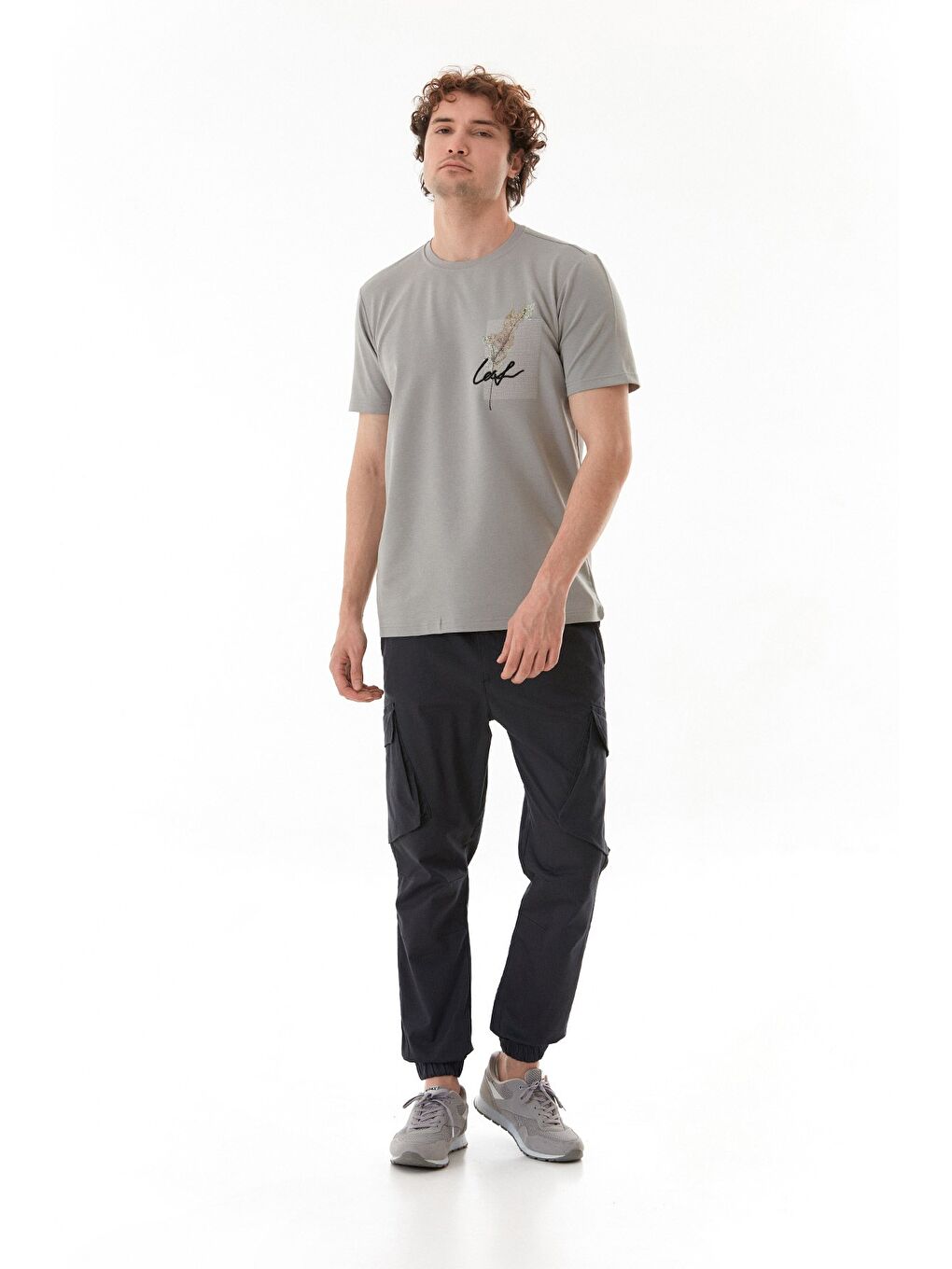 Gri Yaprak Baskılı Yazı Nakışlı Tişört-1