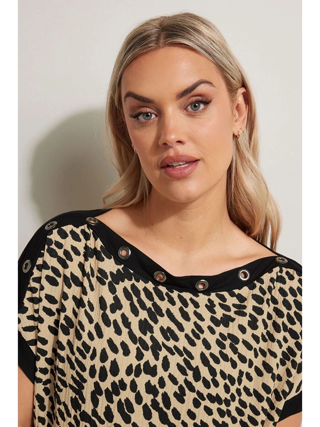 Kahverengi Büyük Beden Leopar Desenli Kuş Gözü Detaylı T-shirt 304086-1