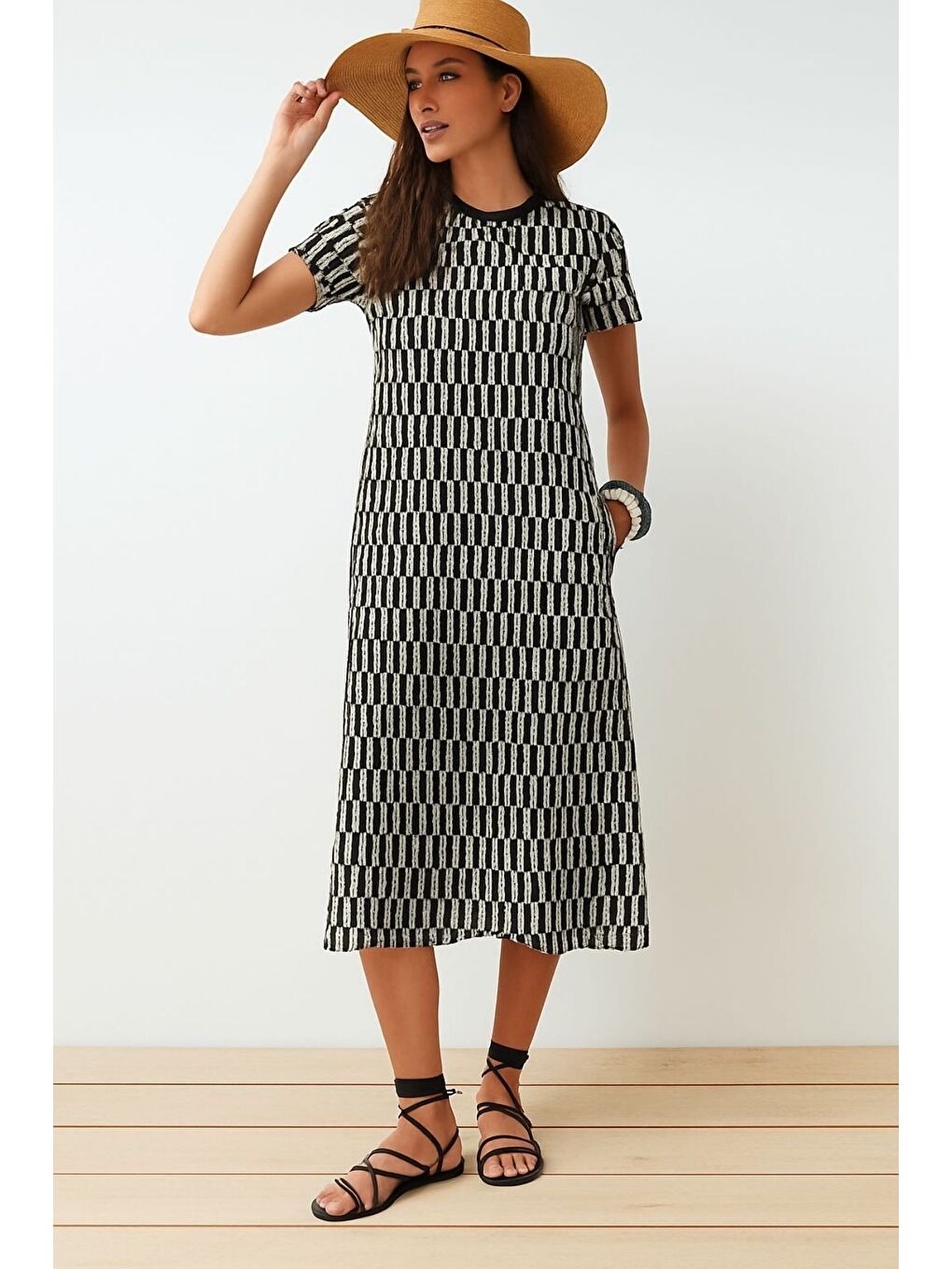 Kadın Siyah Beyaz Dikey Çizgili Örme Midi Elbise
