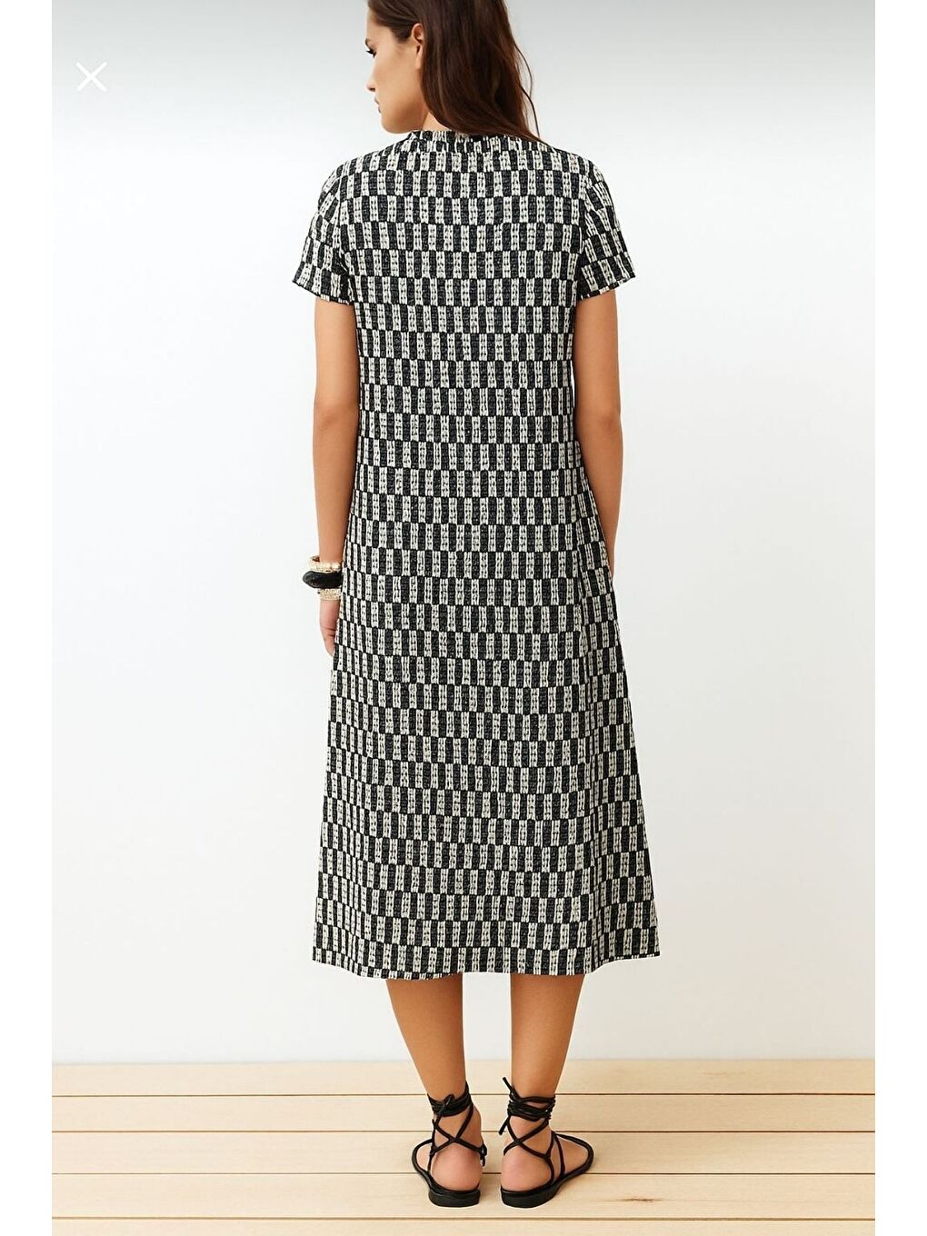 Kadın Siyah Beyaz Dikey Çizgili Örme Midi Elbise-1